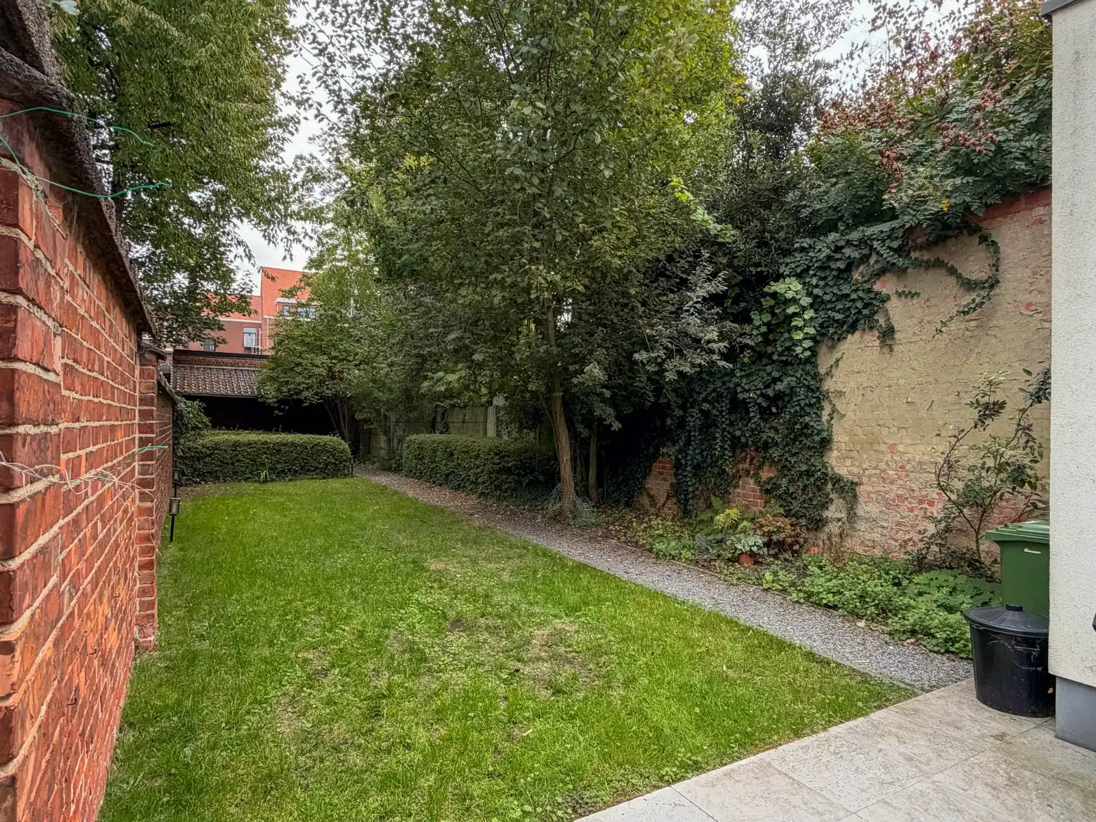 2 slaapkamer appartement (gelijkvloers) met grote tuin en grote garage vlakbij Sint-Pietersstation foto 3