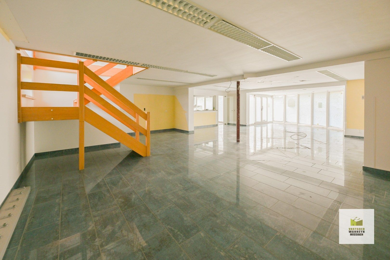 Kantoorruimte met woning op 1056 m2 foto 5