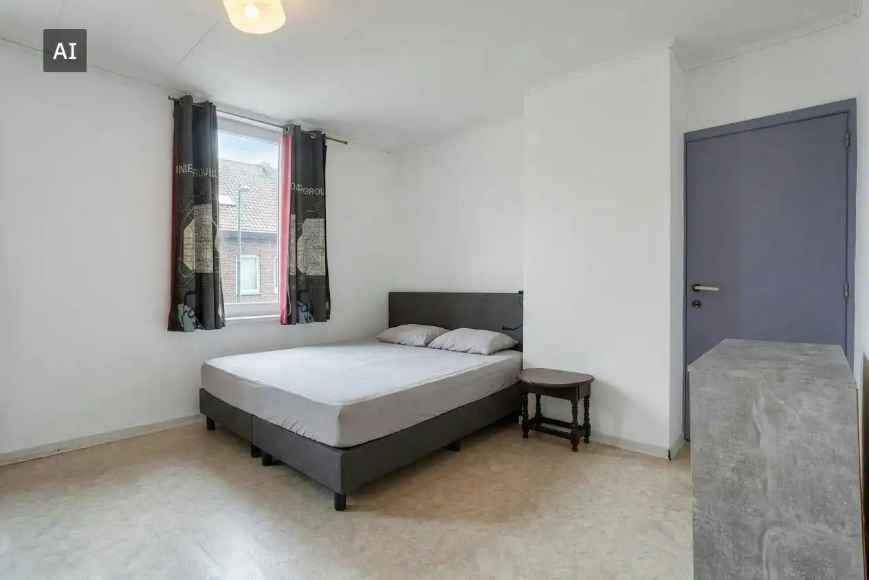 Veel ruimte, veel mogelijkheden: huis te koop in Izegem foto 8