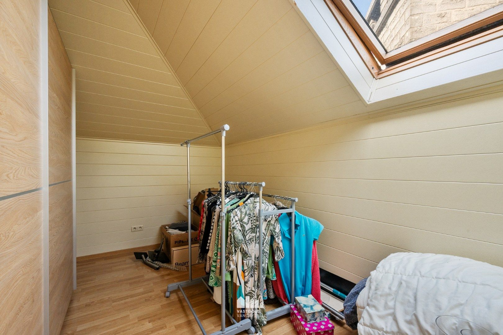 Goed onderhouden villa met grote tuin en twee garages op centrale ligging.   foto 22