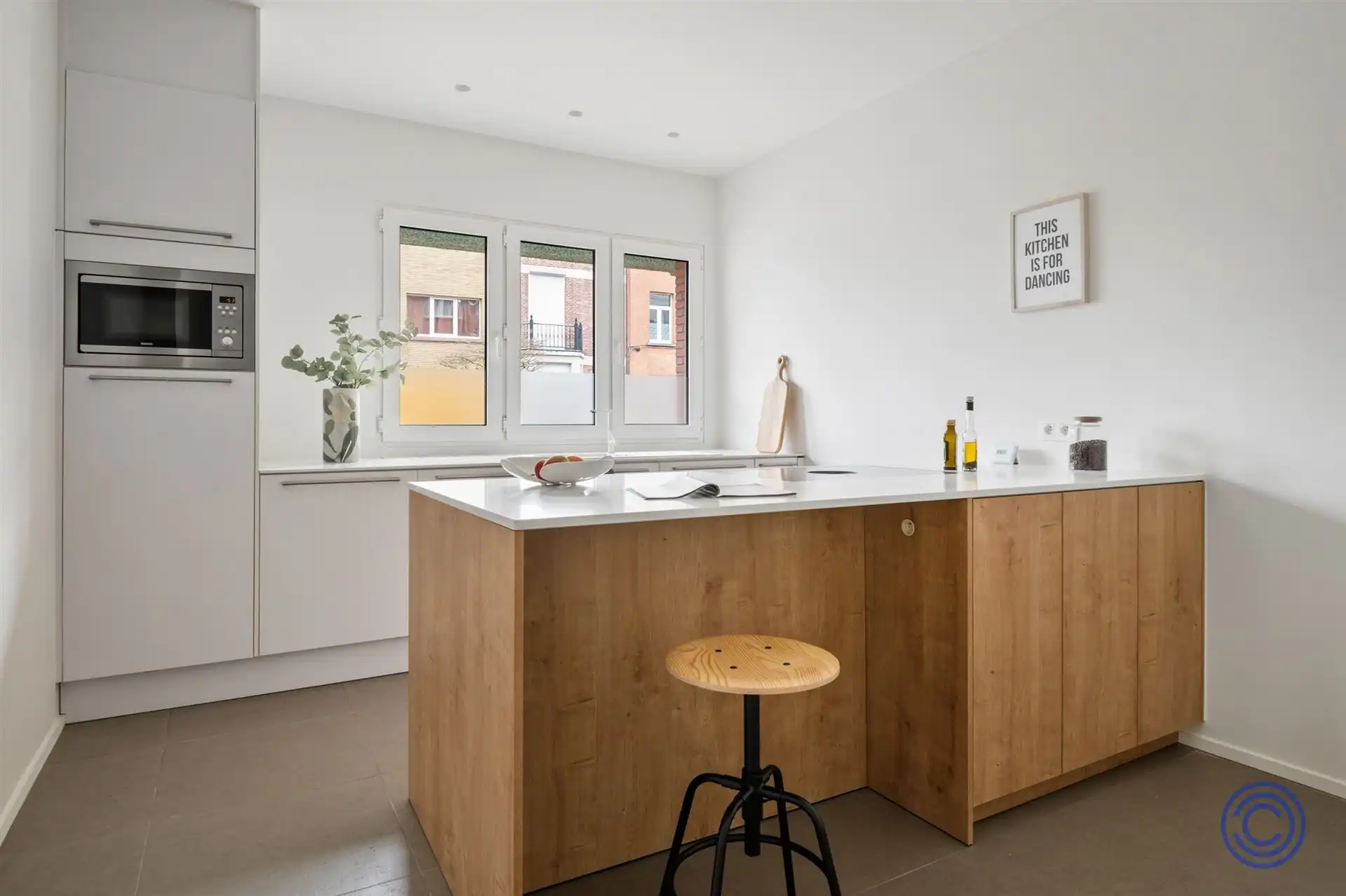 Prachtig gerenoveerd 1-slpk gelijkvloers met 2 parkings! foto 2