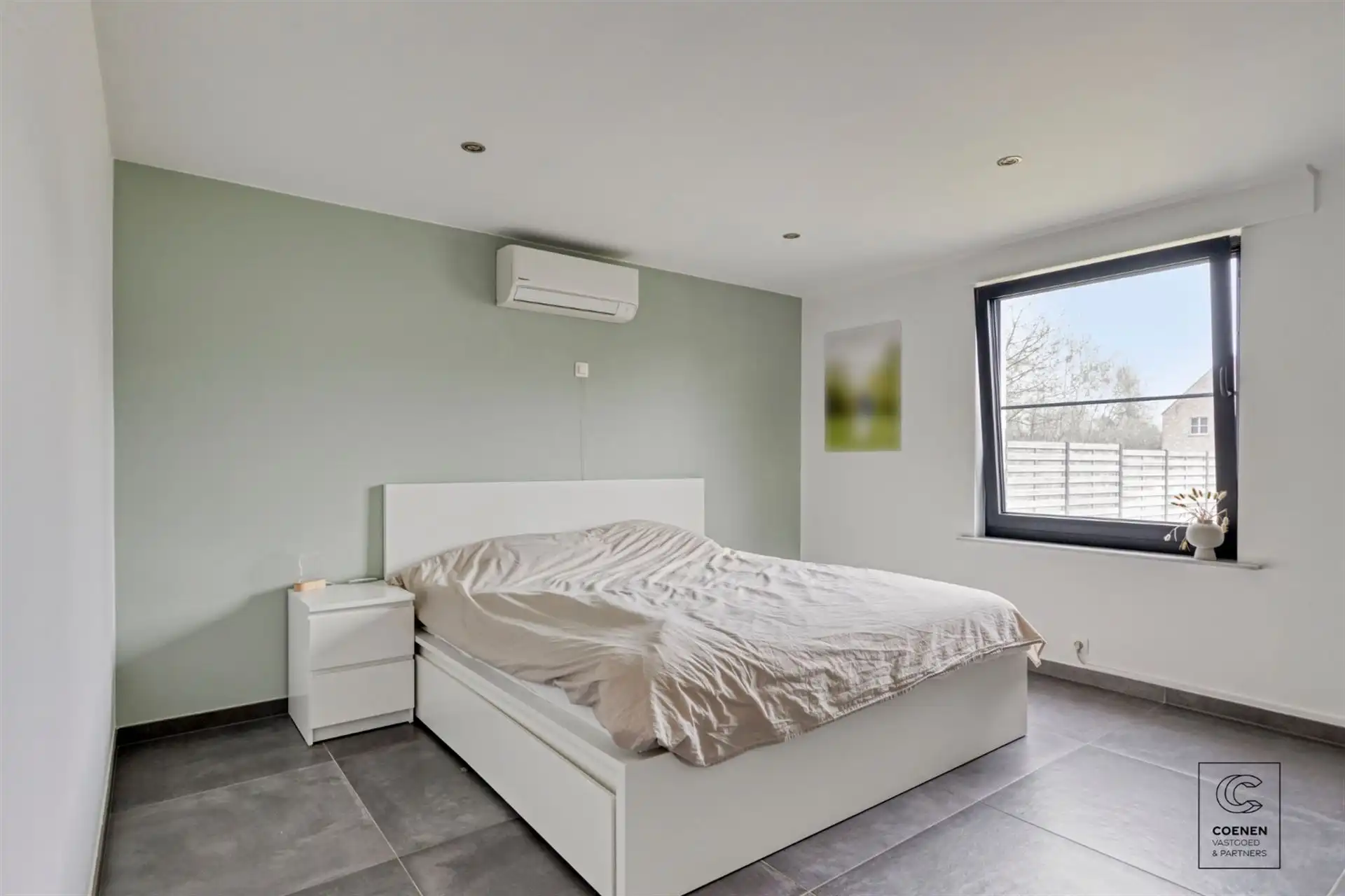 Instapklare woning met 5 slpks, tuin met zwembad te Oelegem! foto 8