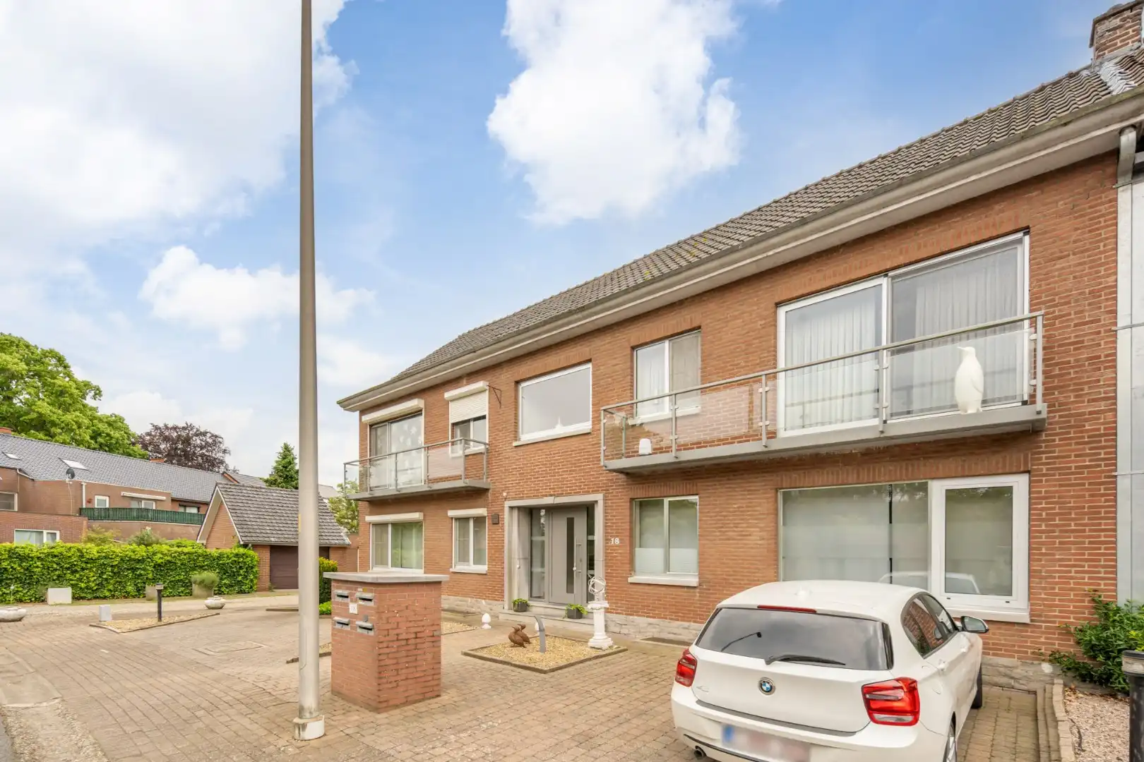 Gelijkvloers, degelijk appartement met 2 slaapkamers, ruim terras, carport en garage. foto 3