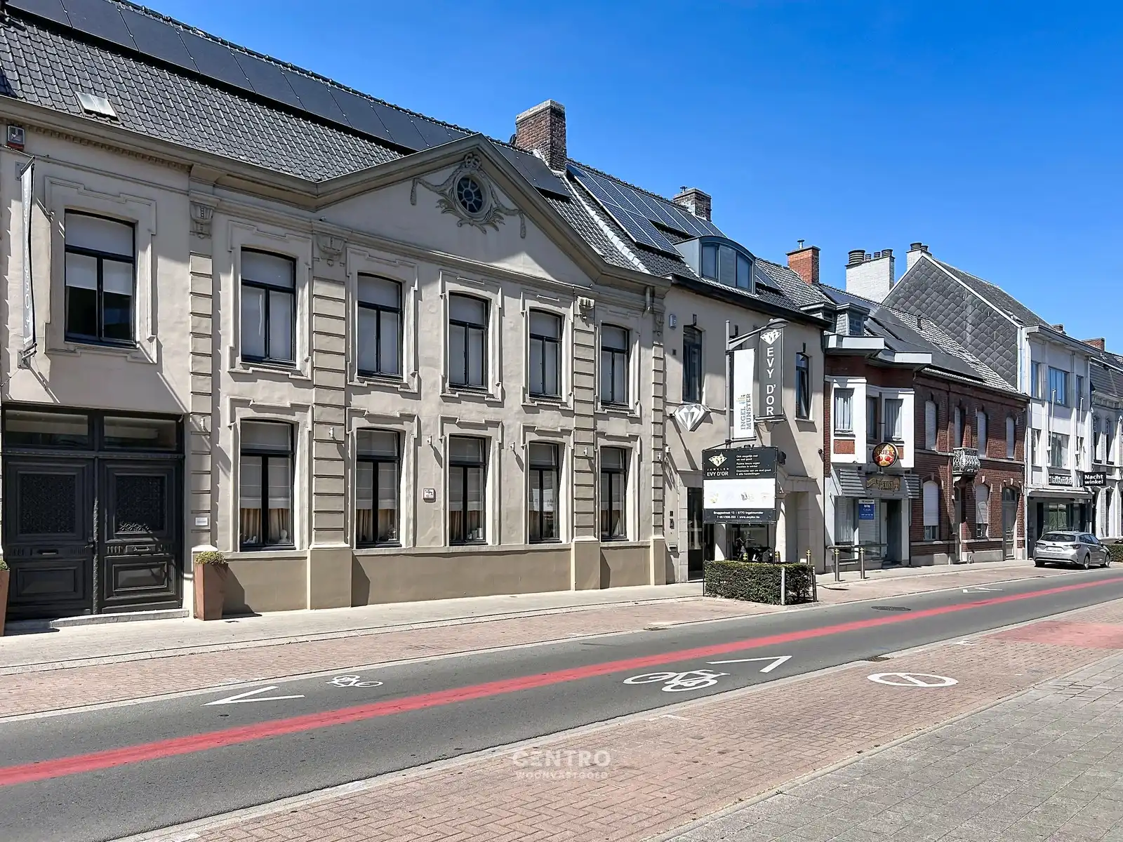 Prachtig herenhuis (5 slpks.) met parkeerterrein en 3 ruime garages op 50m van de Markt van Ingelmunster! Uitbreiding met naastgelegen huis voor bijv. B&B mogelijk. foto 2