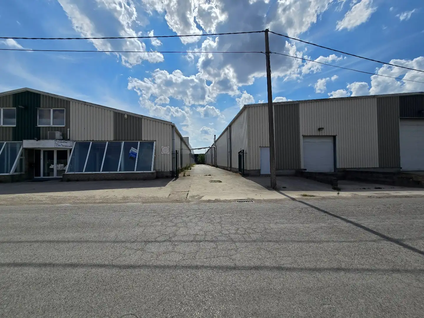 Ruime magazijn-/bedrijfsruimte van ca. 1.200 m² met 5 sectionaalpoorten en 3 laadkades op goed bereikbaar industrieterrein foto 21