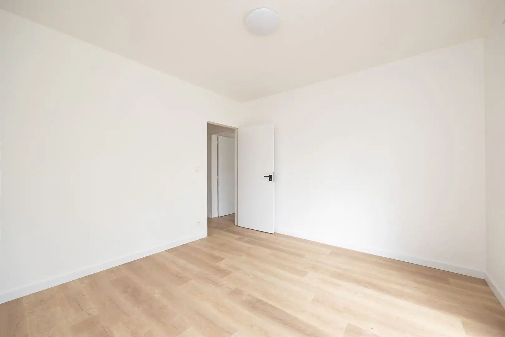 Gerenoveerd appartement met parking en tuin aan het Veltwijckpark. foto 9