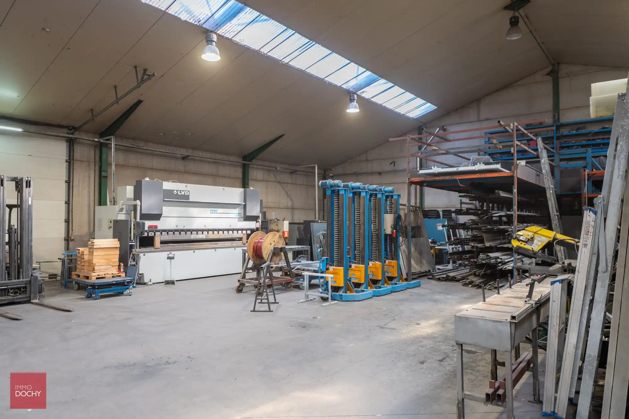 Goed gelegen handelseigendom met woonst en magazijnen (zone milieubelastende industrie) foto 9