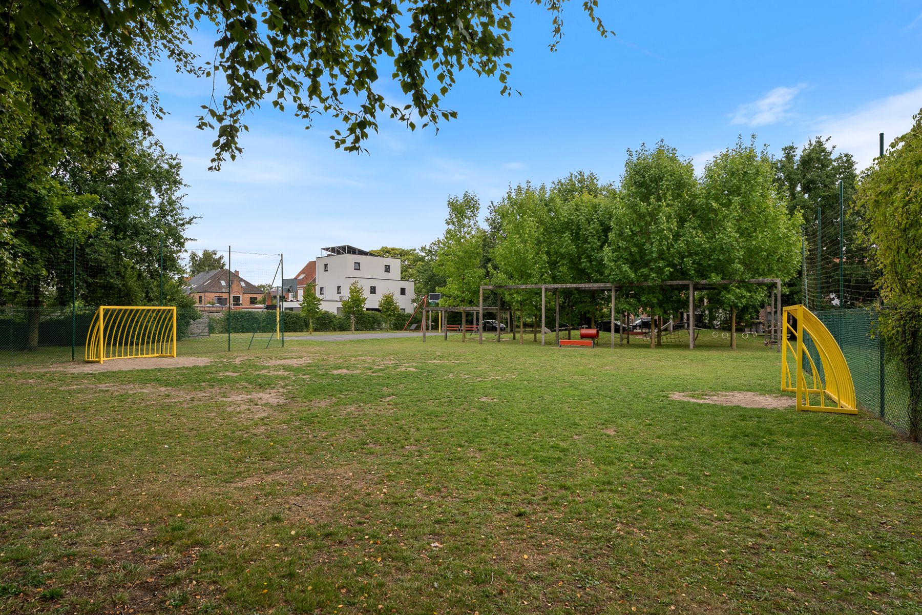 Ruim 3 slpk. gelijkvloersappartement te Sint-Michiels foto 16