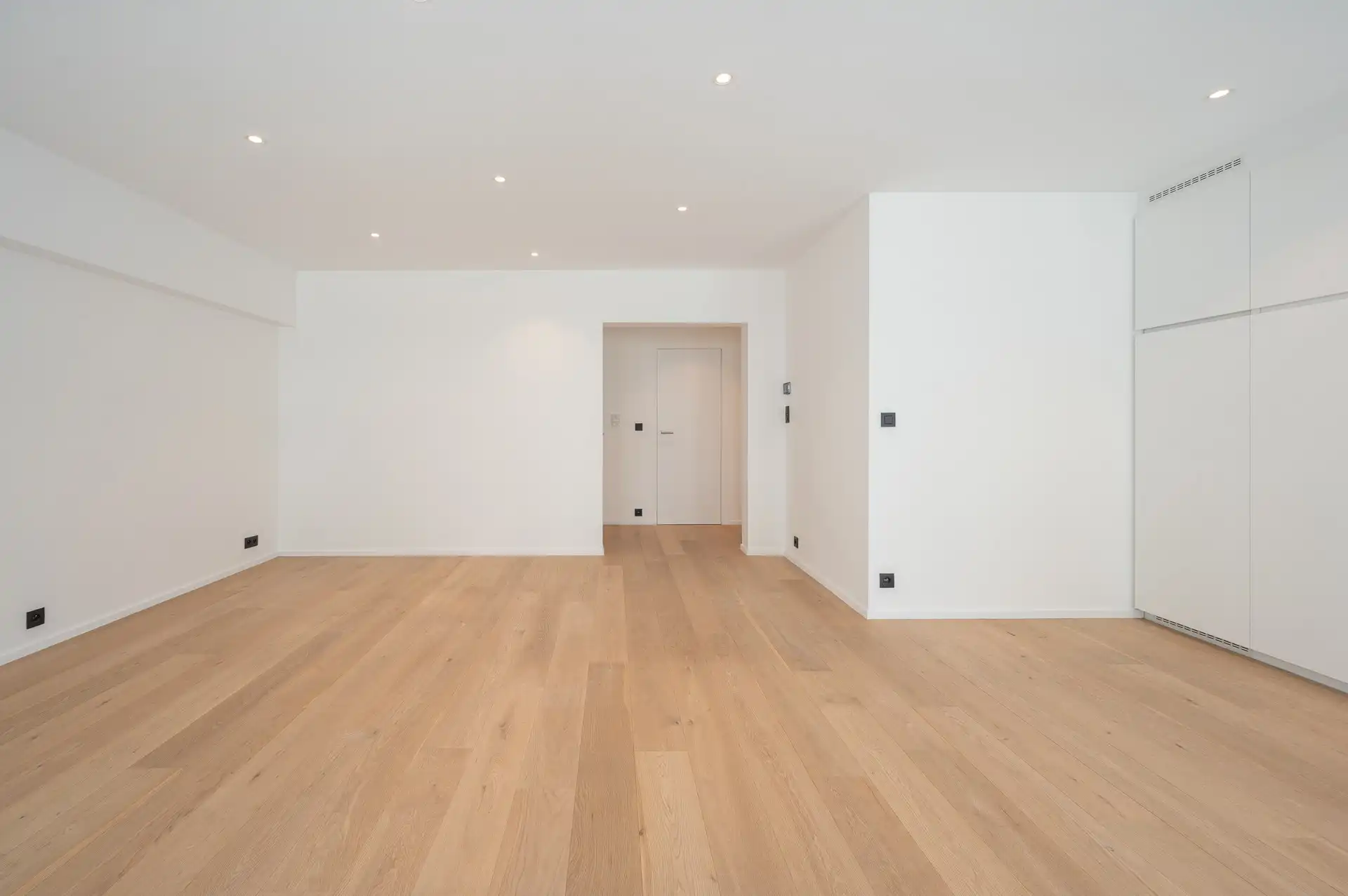 Ongemeubeld: Ruim en gerenoveerd appartement met zonneterras en zijdelings zeezicht! foto 9