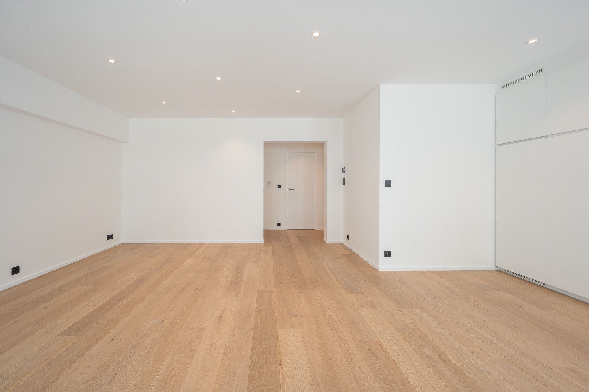 Ongemeubeld: Ruim en gerenoveerd appartement met zonneterras en zijdelings zeezicht! foto 9