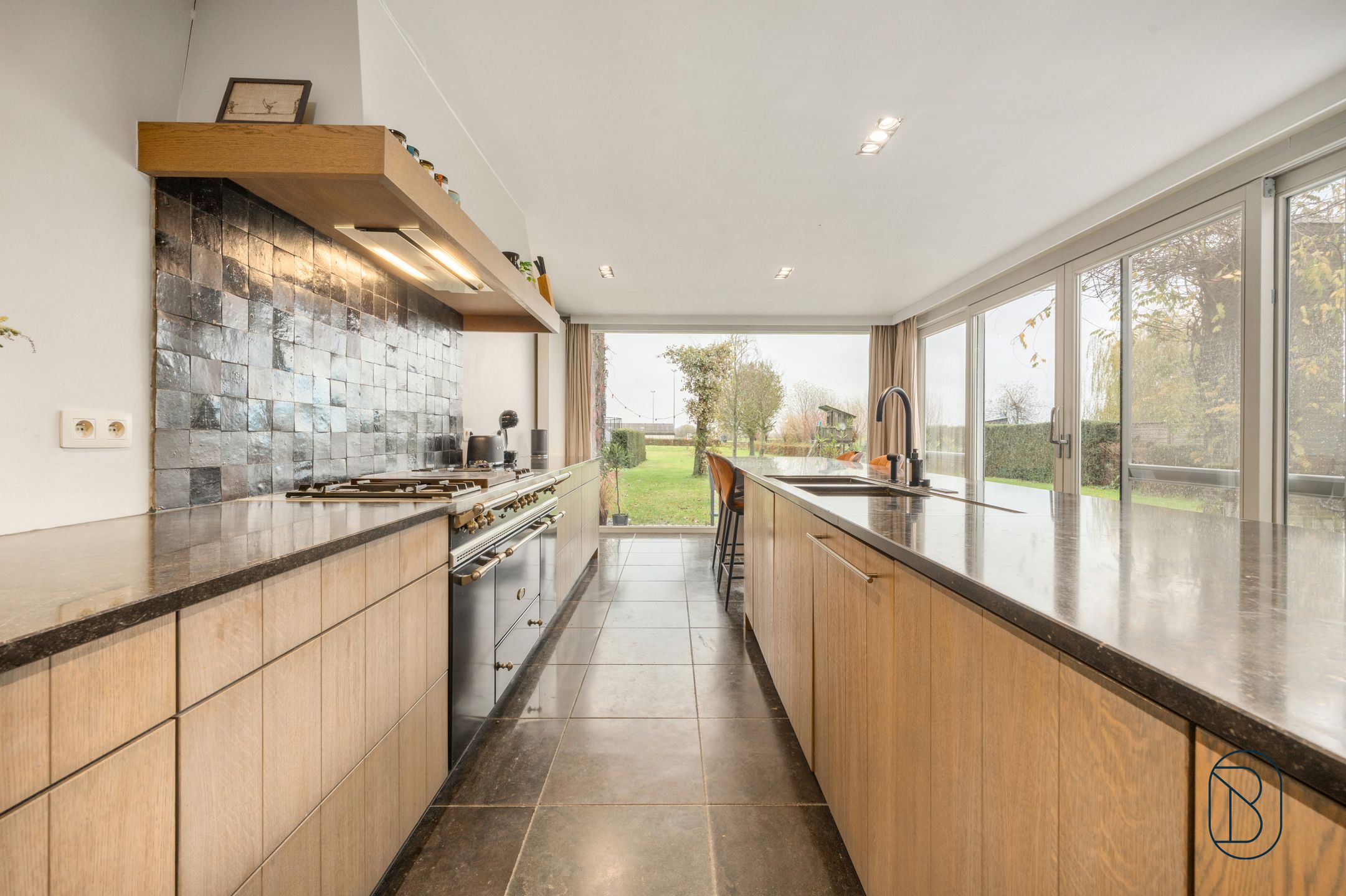 Stijlvolle gerenoveerde woning met loods in Zwevegem foto 10