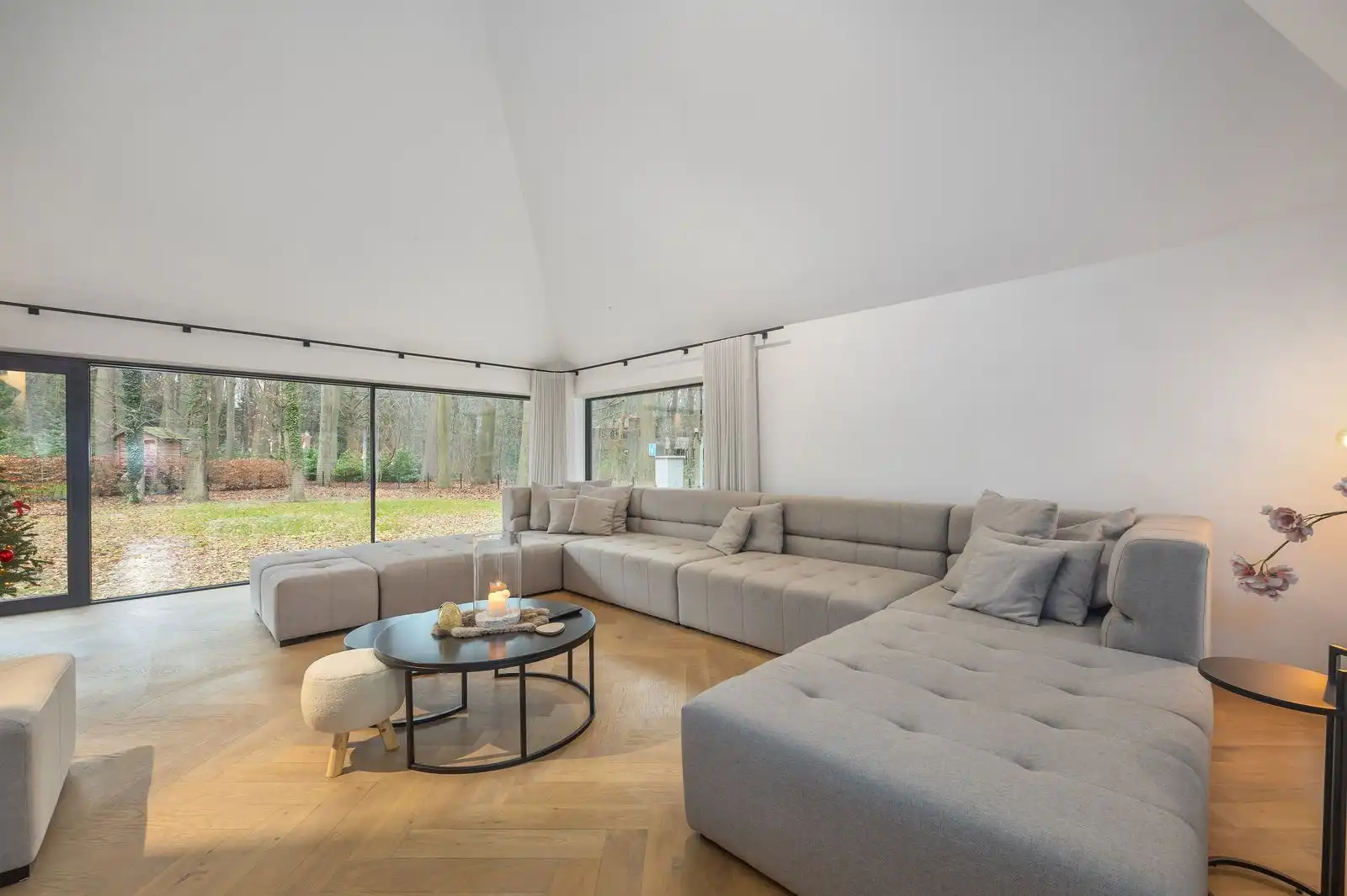 Exclusieve recente villa op uitzonderlijk ruim perceel in groene omgeving foto 2