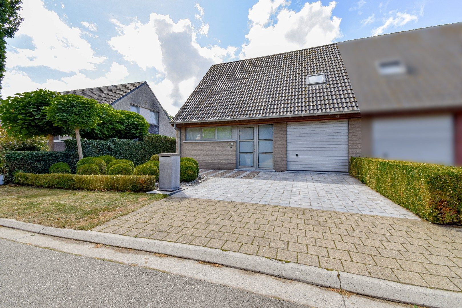 Stijlvol afgewerkte woning met tuin, zwemvijver en uniek zicht foto 14