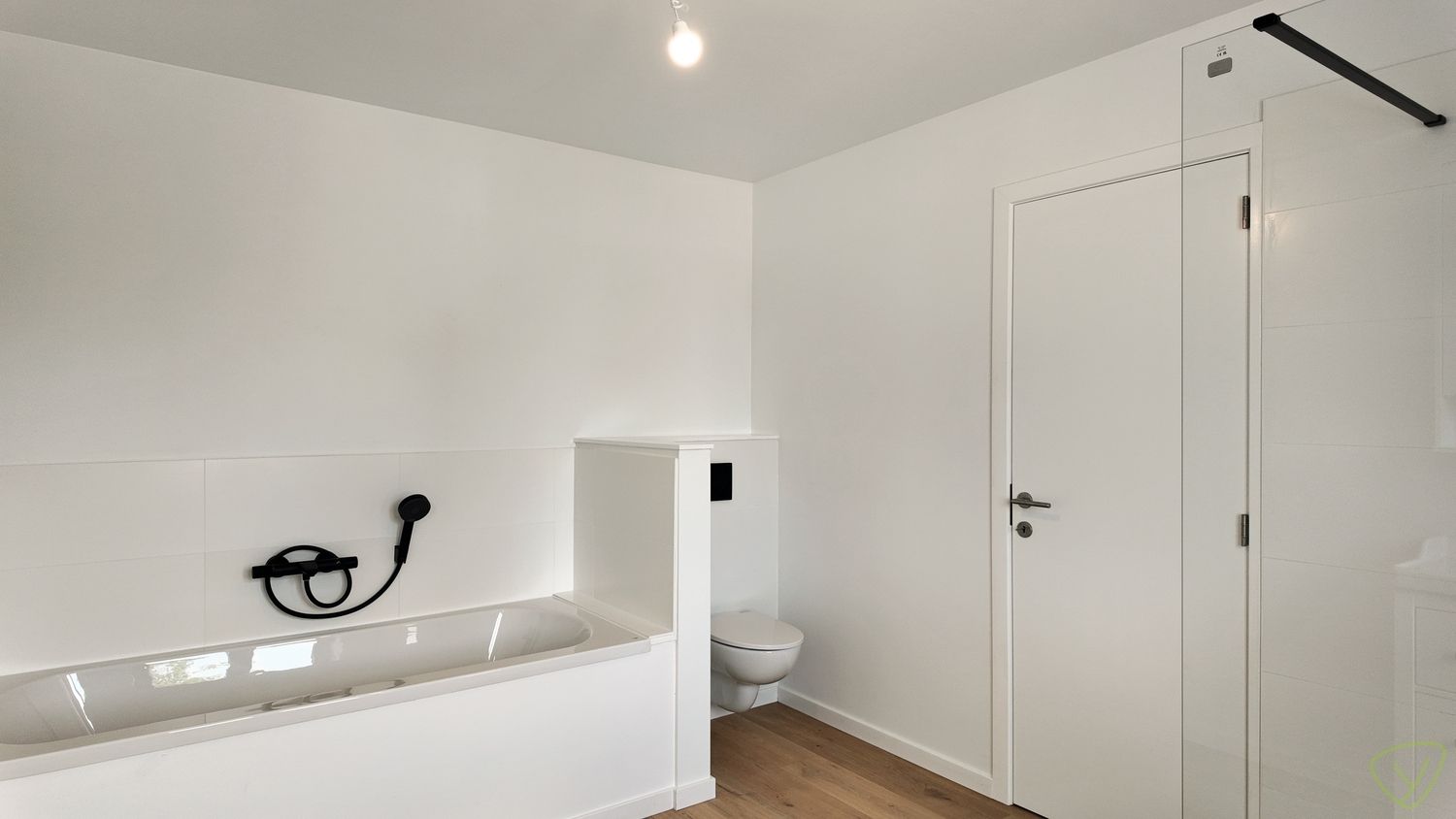Kwaliteitsvol gerenoveerde en zeer energiezuinige woning vlakbij Veldekensbrug! foto 10