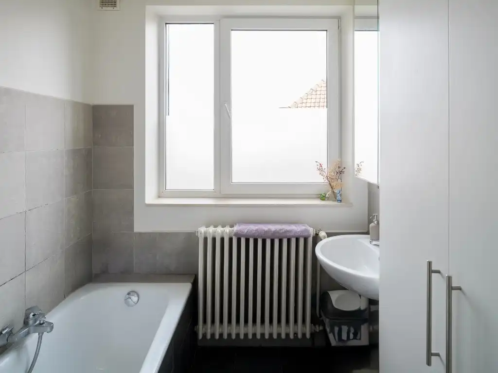 Stijlvol tweeslaapkamerappartement in de Sportstraat, met terras en warm mid-century karakter. foto 9