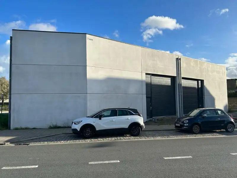 Recente KMO-unit van 246 m² op toplocatie nabij de R4 foto {{pictureIndex}}