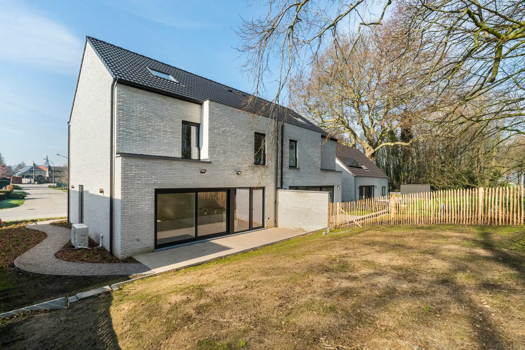 Moderne, halfopen woning foto 13