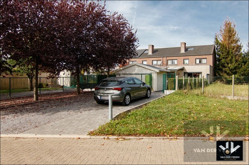 Goed onderhouden, instapklare en energiezuinige woning met veel licht en ruimte in een rustige straat foto {{pictureIndex}}