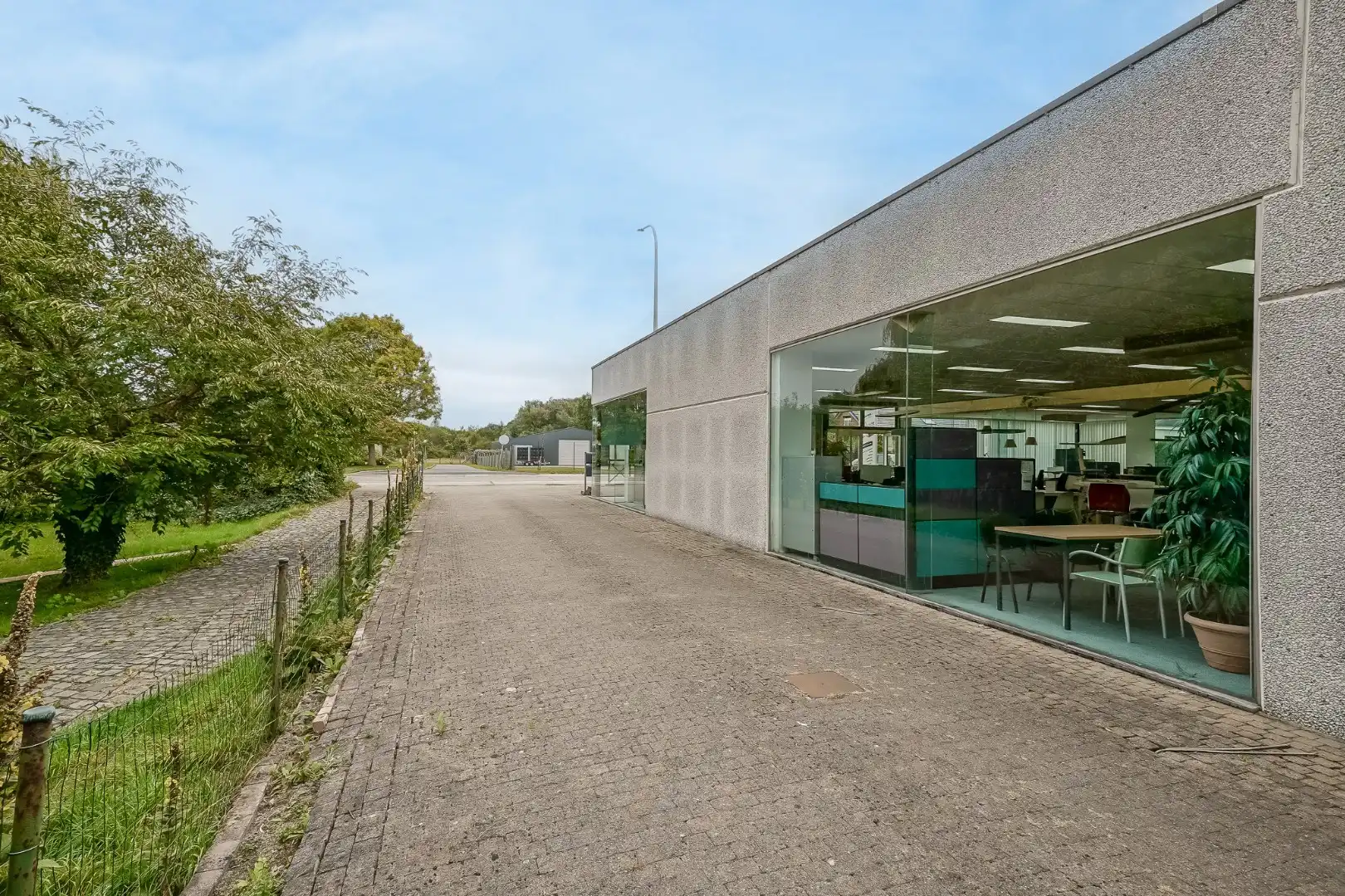 Winkelruimte met magazijn en woonst te Oostende foto 21