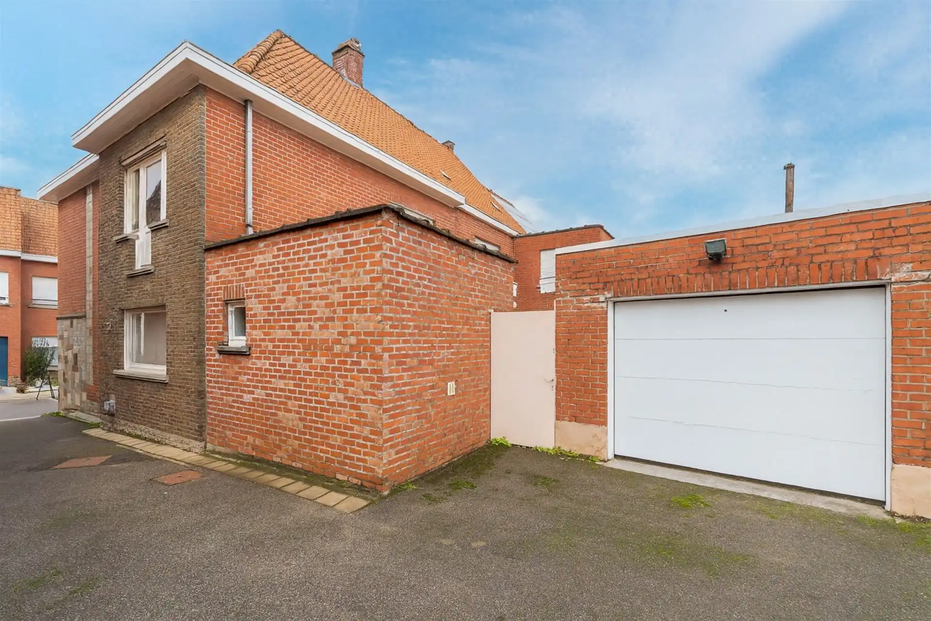 Halfopen gezinswoning met licht, structuur en potentieel foto 20