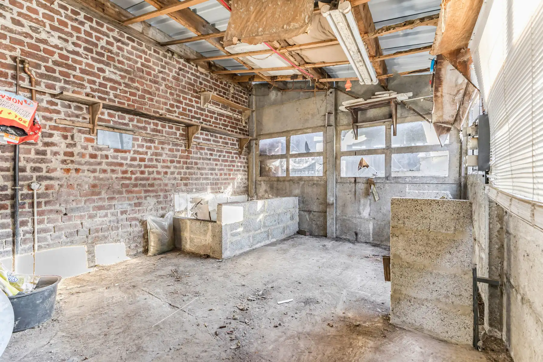 Te renoveren woning met 2 slaapkamers, zolder en tuin foto 21