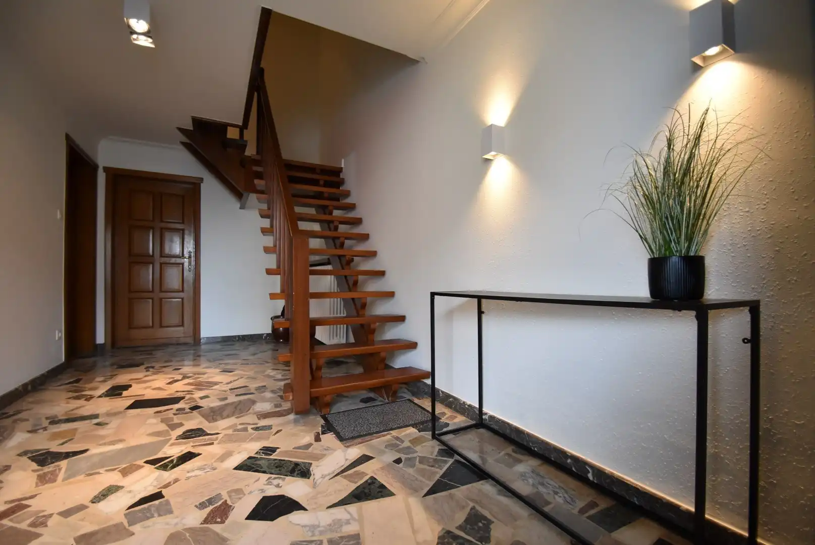 Knappe rijwoning met inpandige garage en mooie tuin in het centrum van Riemst foto 2