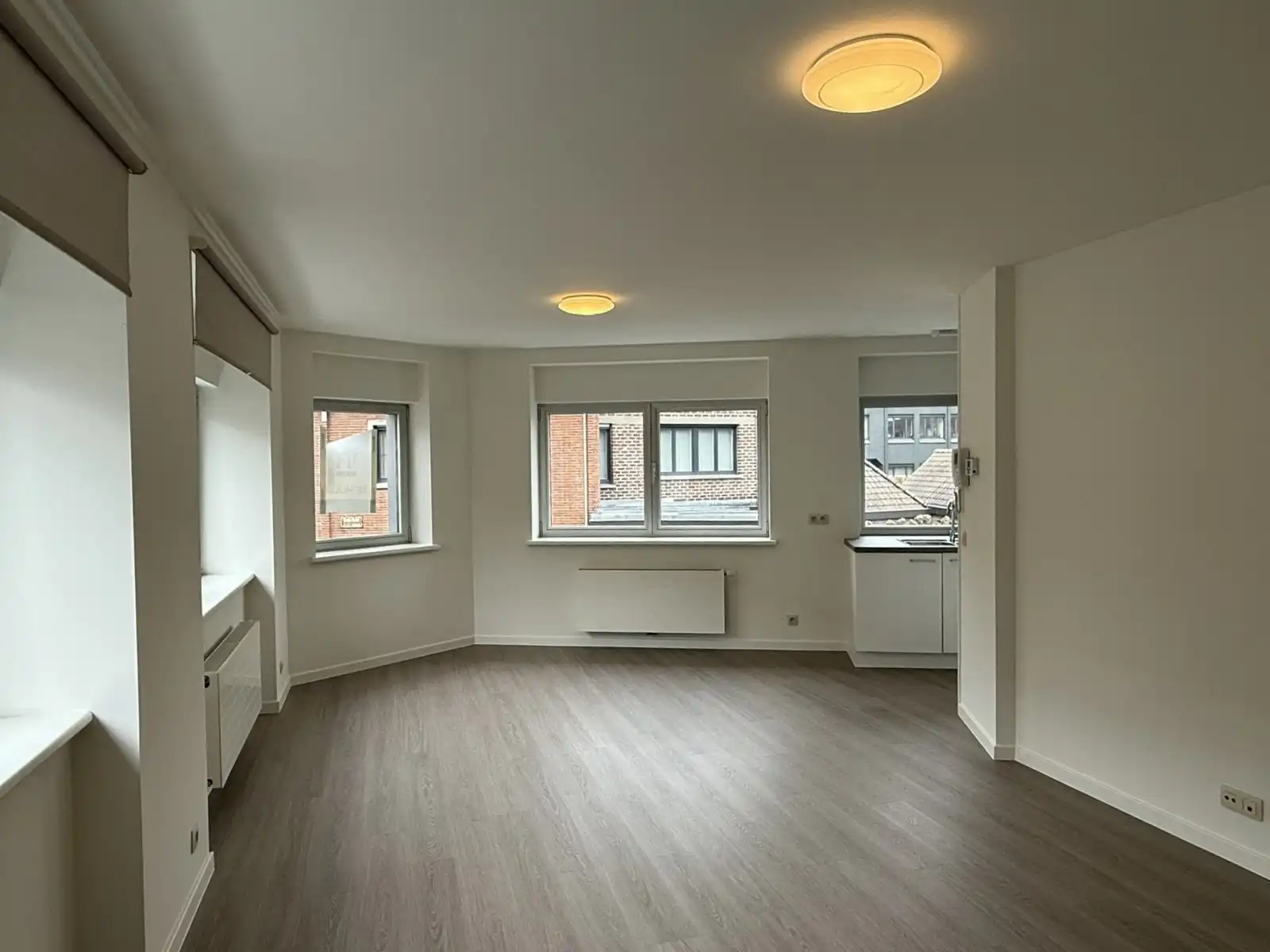 Volledig gerenoveerd, instapklaar duplex appartement met terras in het centrum van Tielt.  foto 3