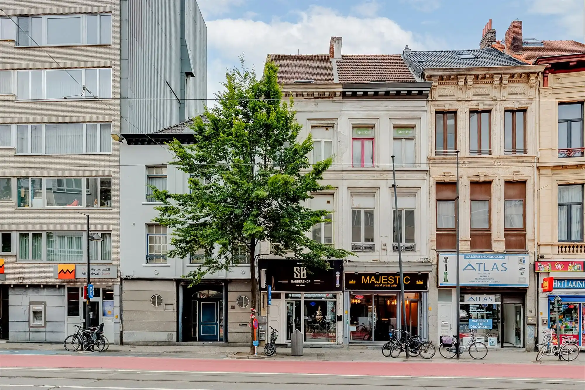 Handelshuis met gerenoveerde handelsruimte en renovatiepotentieel foto {{pictureIndex}}