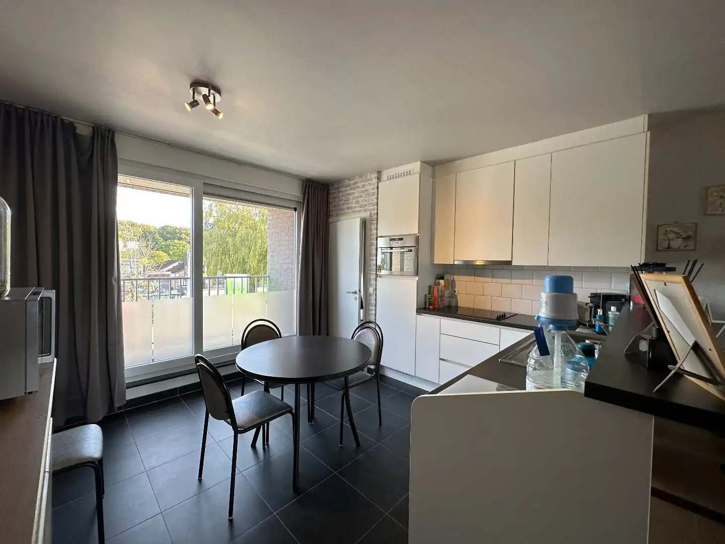 Ruim appartement met twee slaapkamers op de Markt van Houthulst foto 4