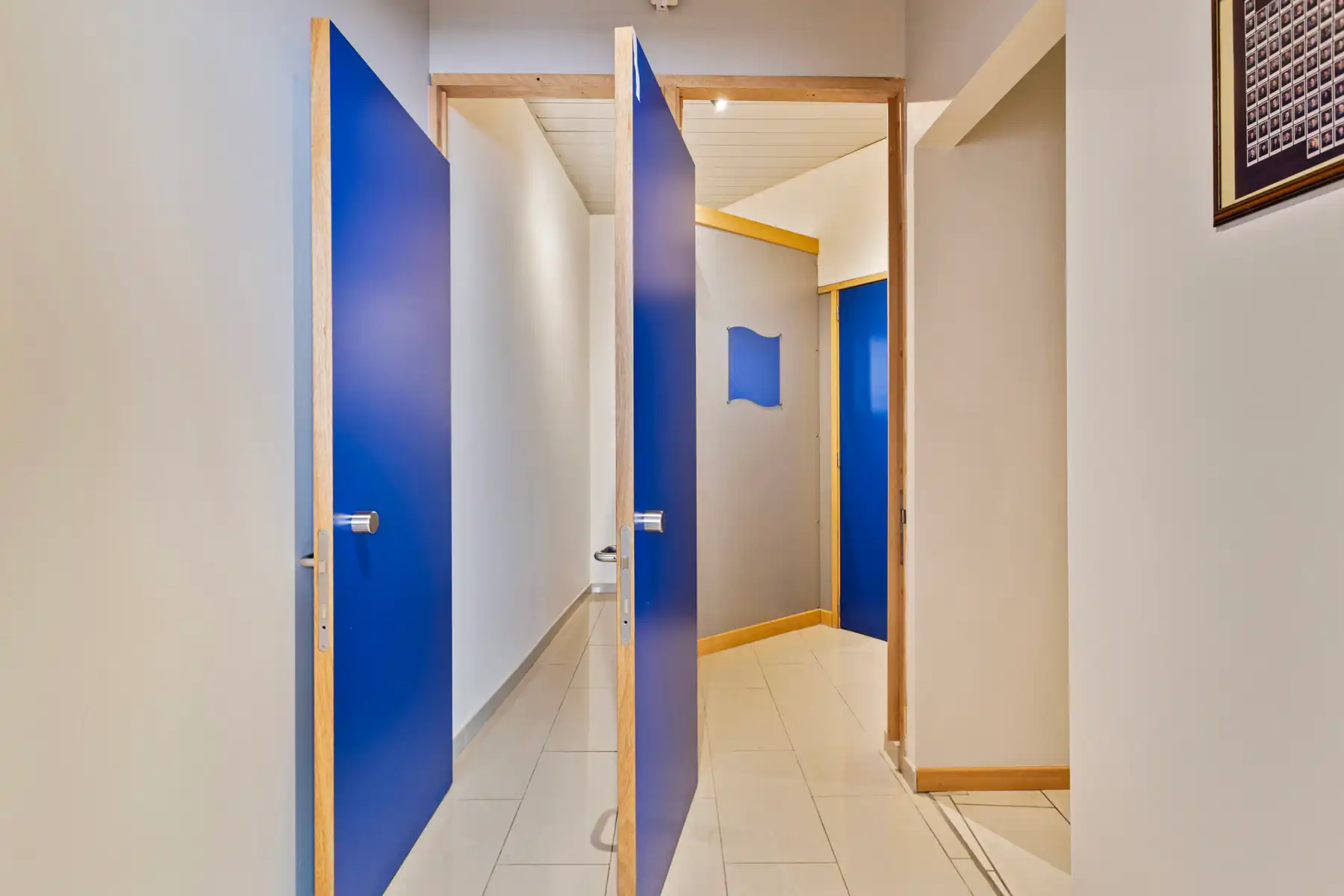 Gelijkvloerse praktijk + leefruimte en koer te centrum Halle foto 9