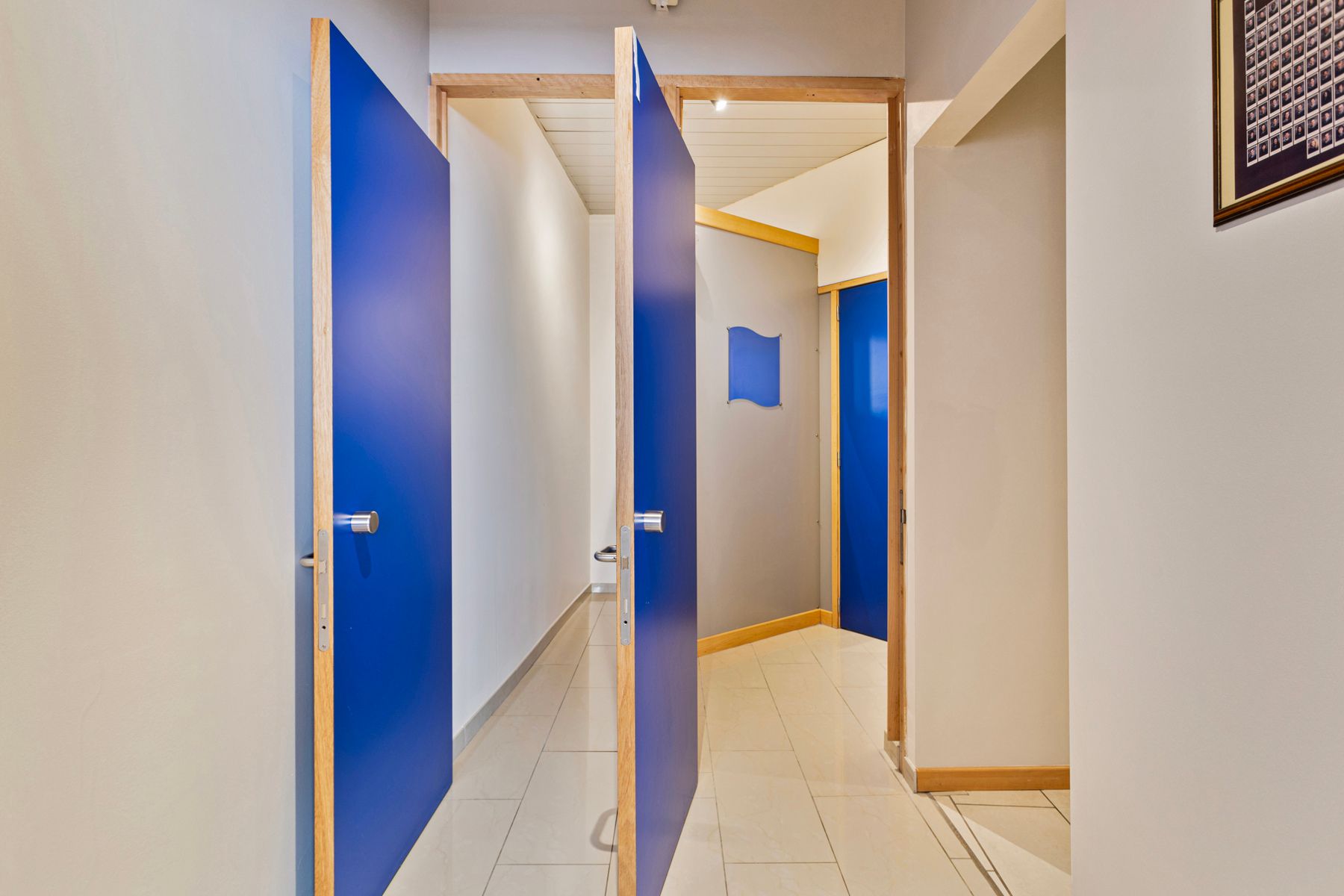 Gelijkvloerse praktijk + leefruimte en koer te centrum Halle foto 9