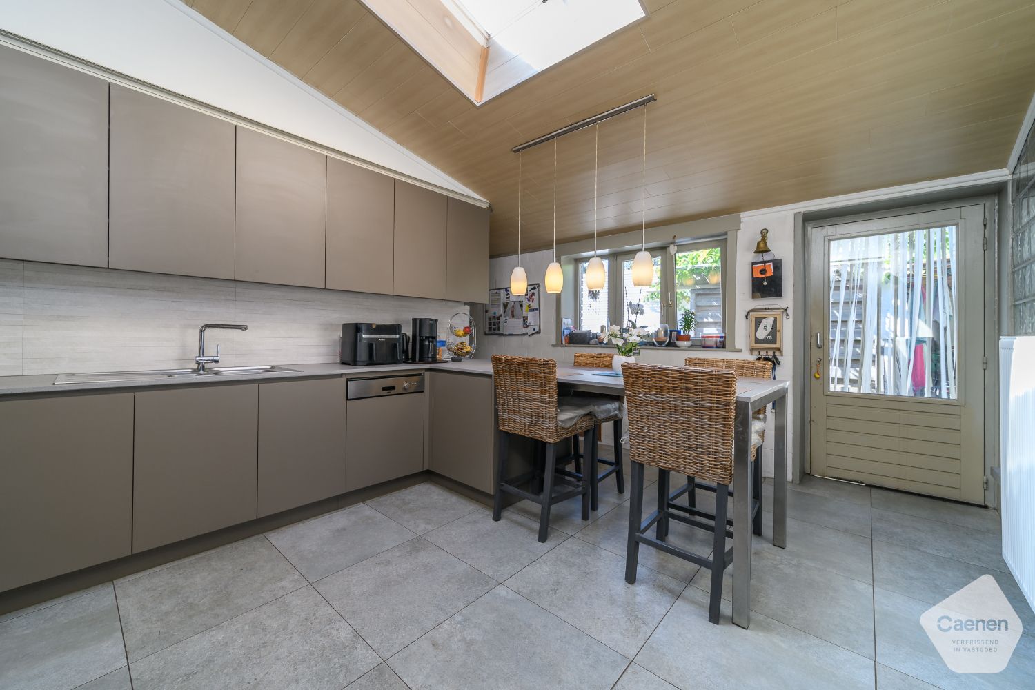 Ontdek deze ruime en gezellige rijwoning met een uiterst centrale ligging! foto 6