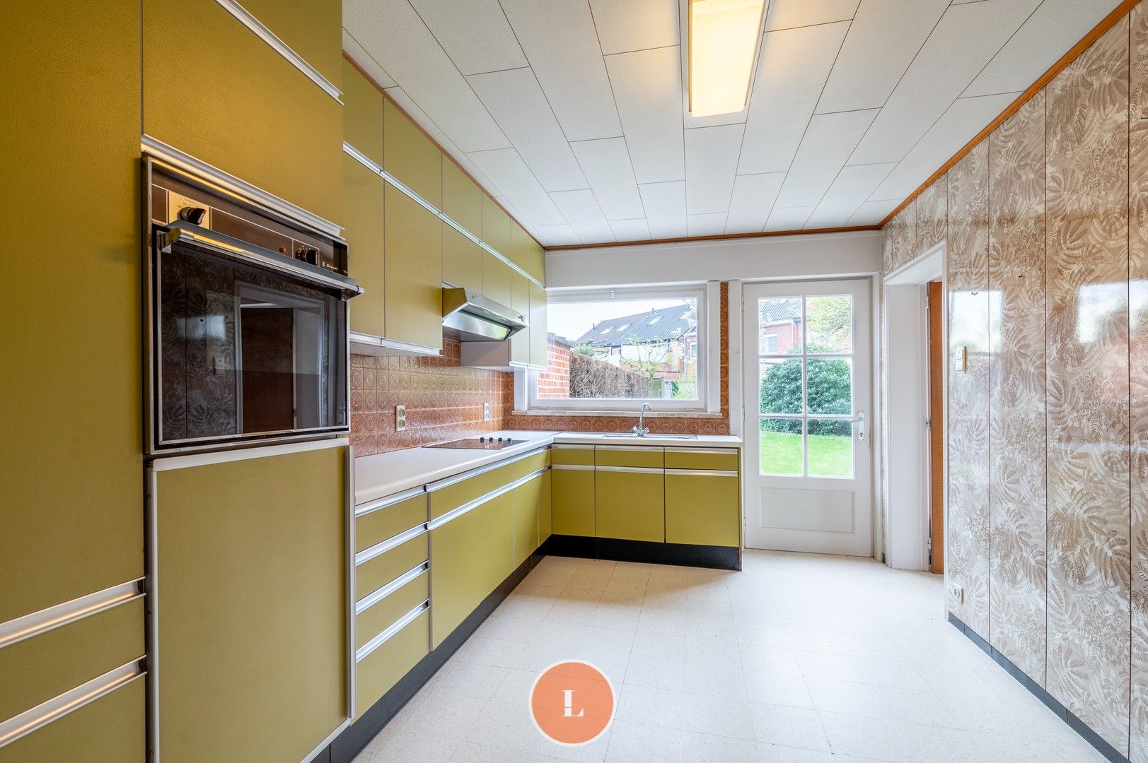 Te renoveren halfopen woning met 3 slaapkamers en 2 garages te Izegem! foto 6