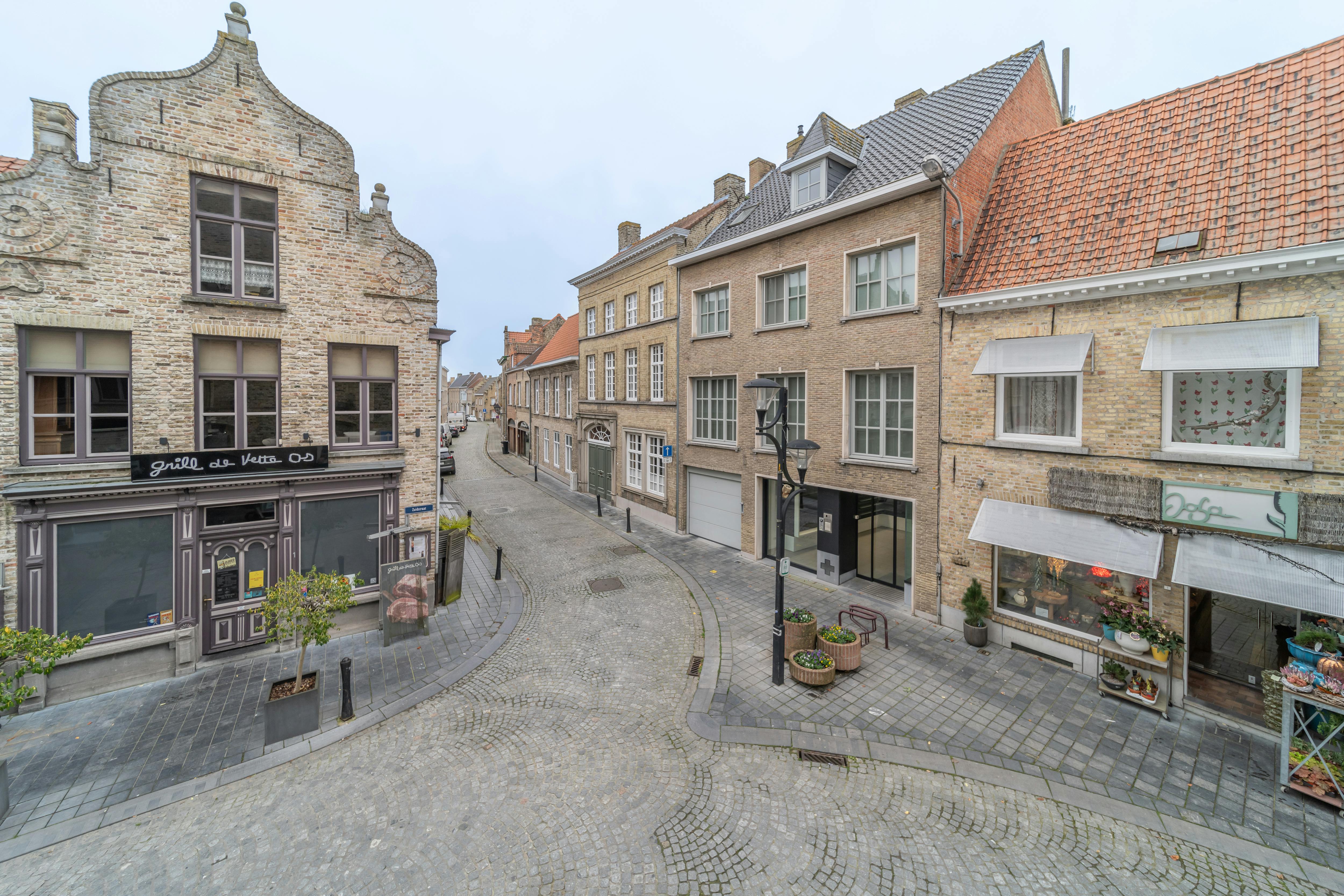 Riante woning met handelsgelijkvloers te koop in het centrum van Veurne. foto 27