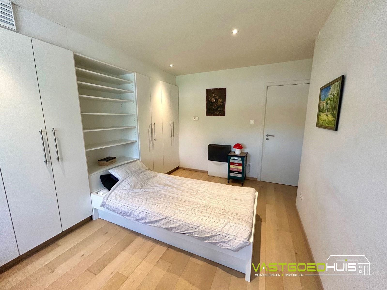 Moderne, energiezuinige gezinswoning met tuin en garage foto 19