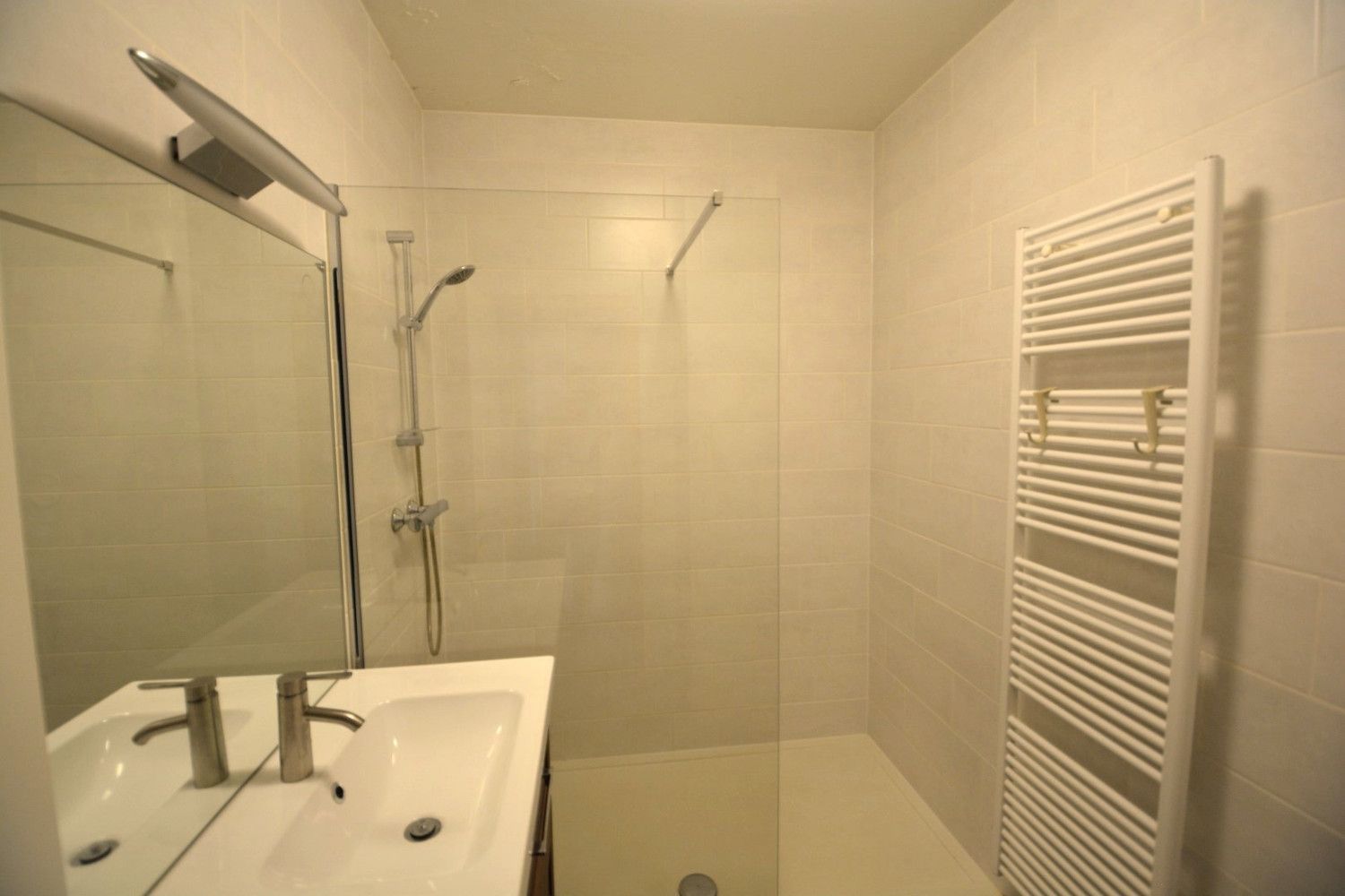 GERENOVEERD GELIJKVLOERS APP. MET 2 SLK EN TERRAS! foto 5