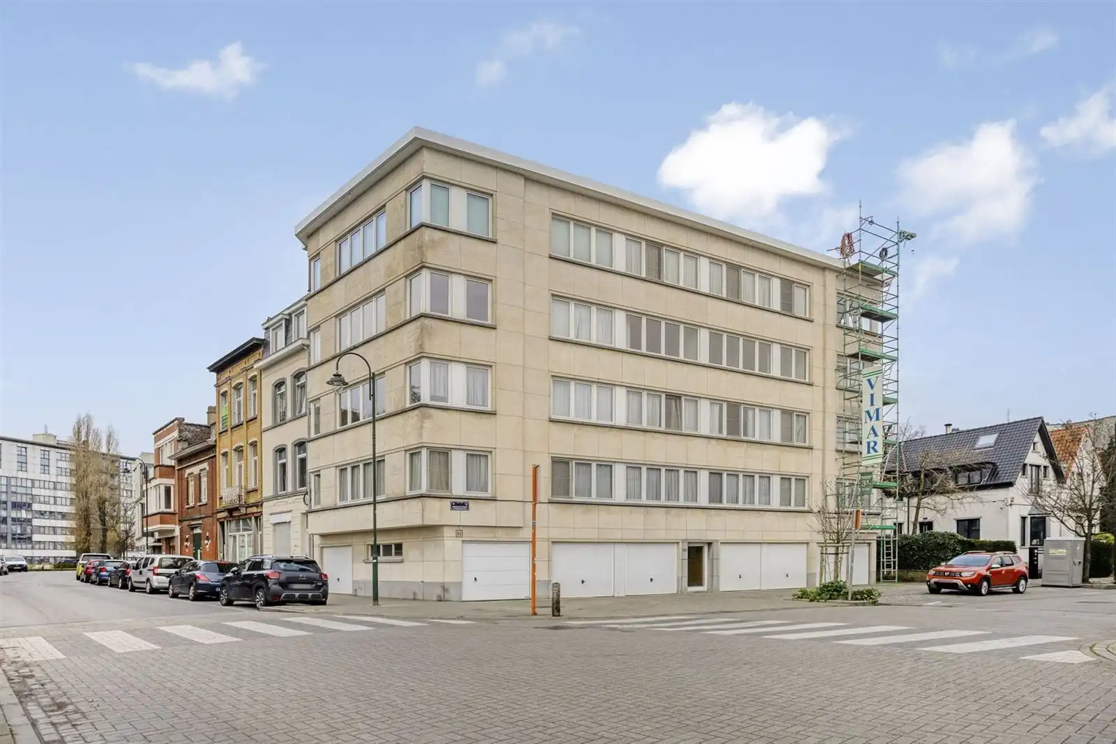 Gerenoveerd appartement met 1 slaapkamer en garage foto 2