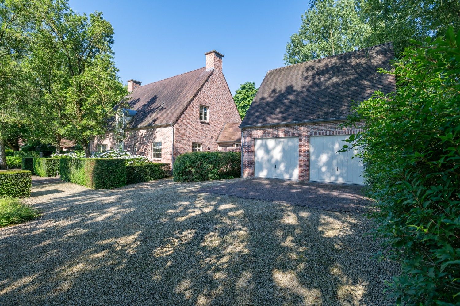 Prachtige tijdloze villa op een aangenaam en zongericht perceel van 2.394 m² te Schilde. foto 3