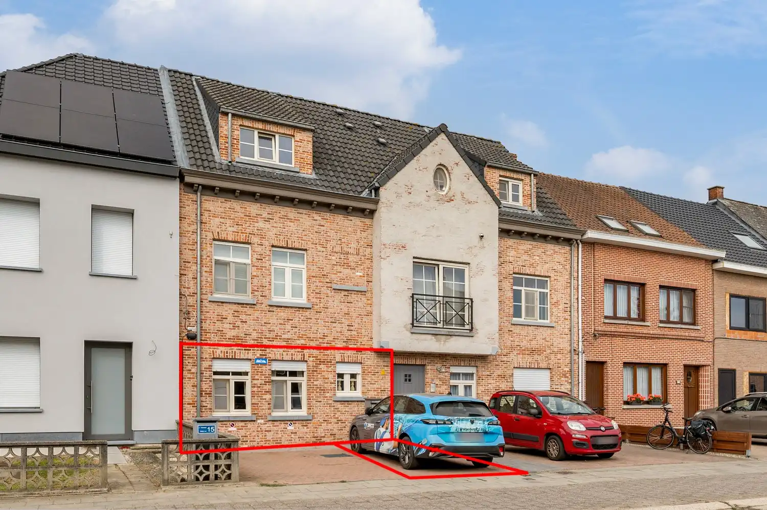 Instapklaar gelijkvloers appartement met tuin, terras en parkeerplaats. foto {{pictureIndex}}