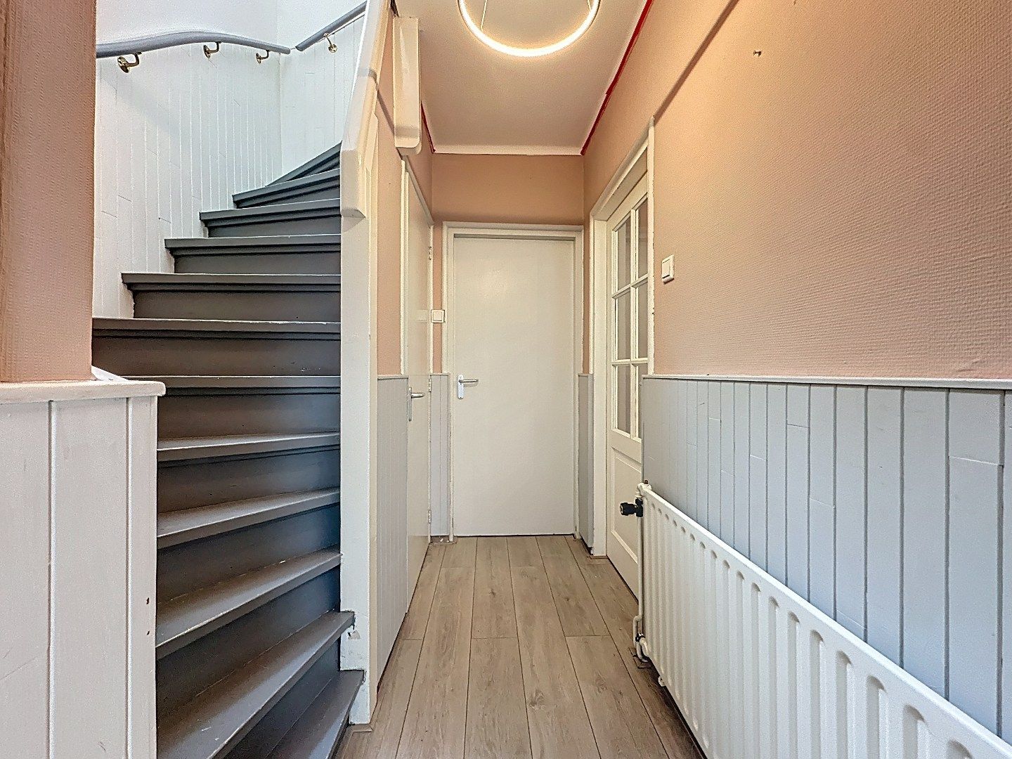 Gerenoveerde half vrijstaande woning met royale tuin en dubbele garage. foto 24