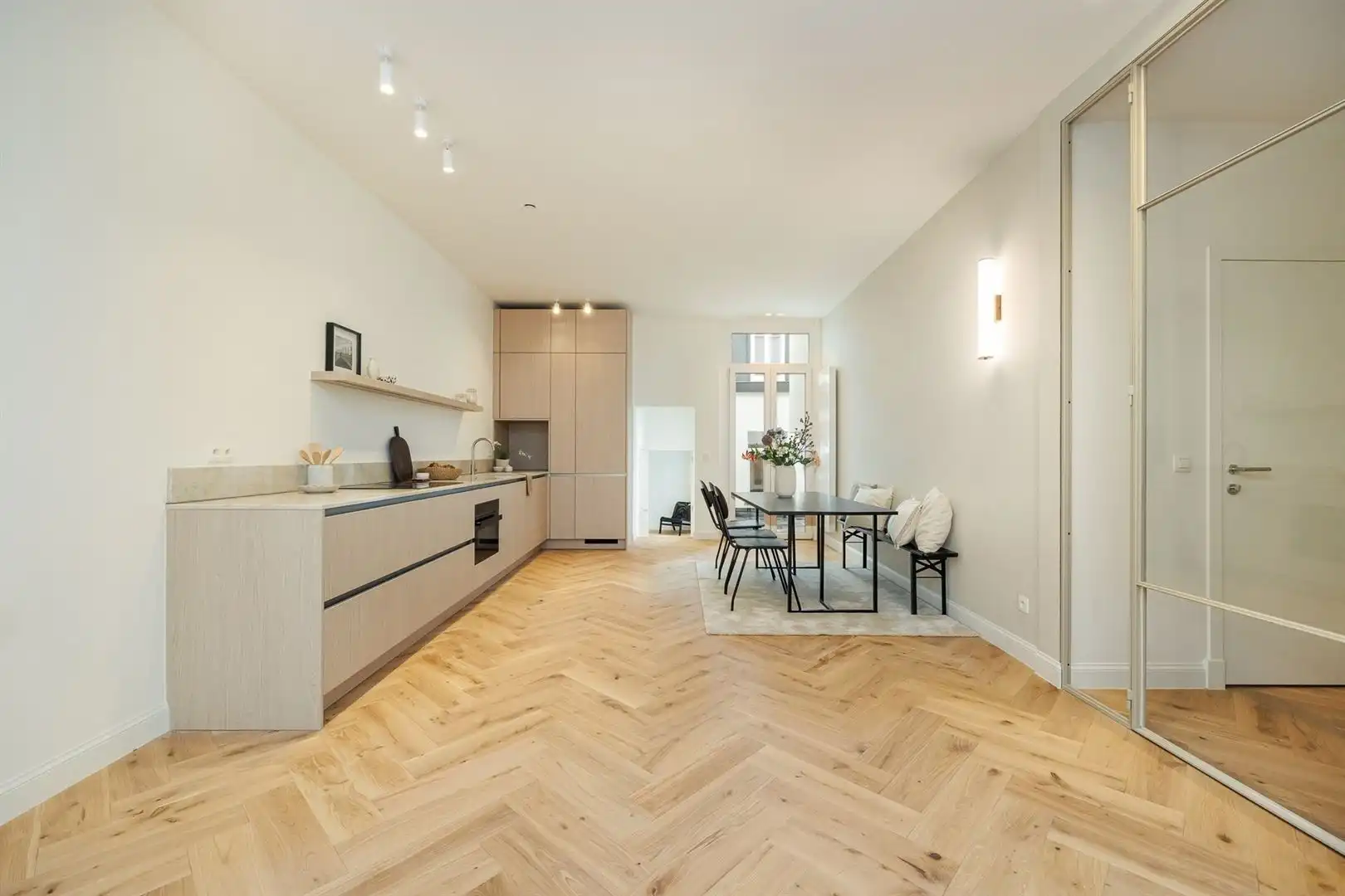 Gerenoveerd appartement met 3 slaapkamers & terras foto 4