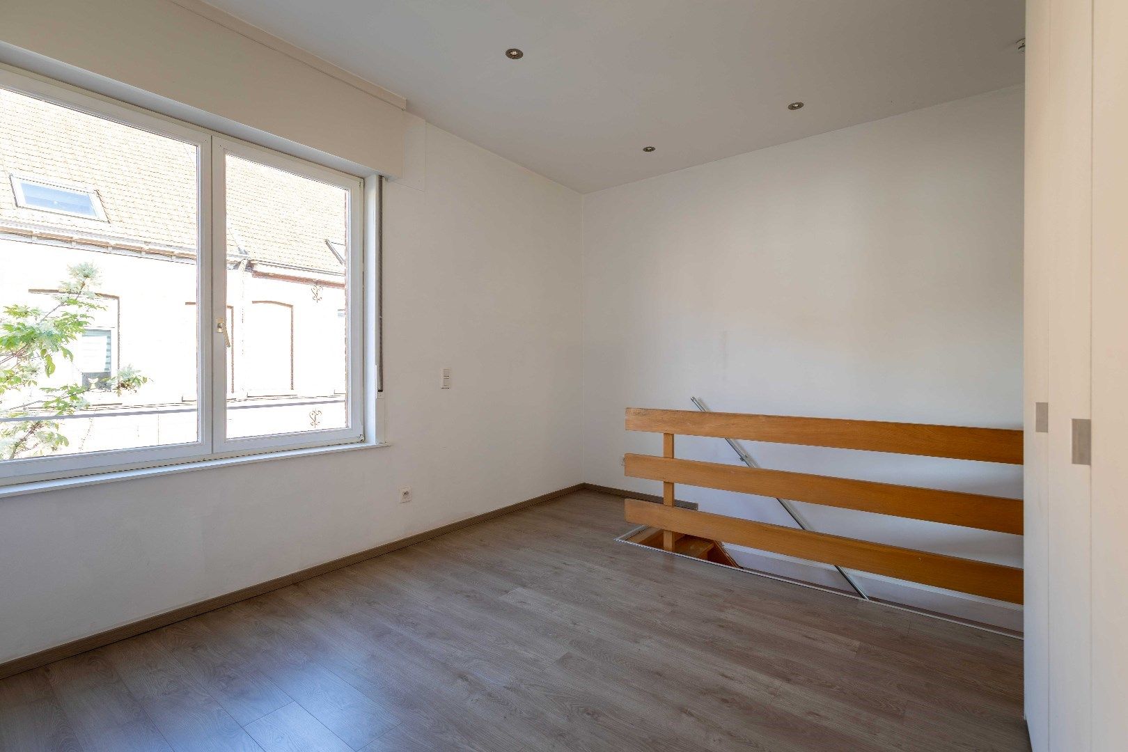 Centraal en rustig gelegen vernieuwde woning met groot zonneterras op enkele passen van de Katelijnepoort. foto 24