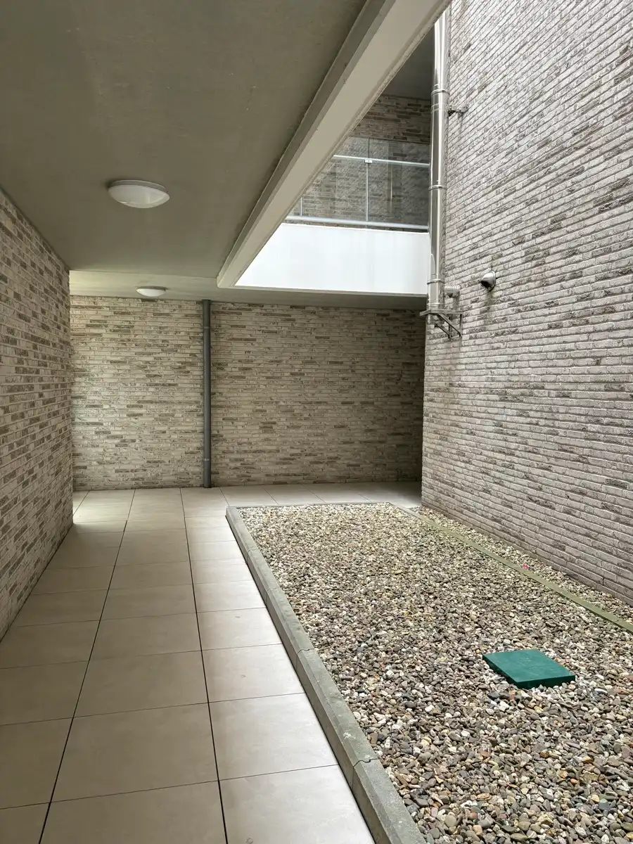 Grote glaspartij naar tuin/terras + recent esthetisch gebouw foto 16