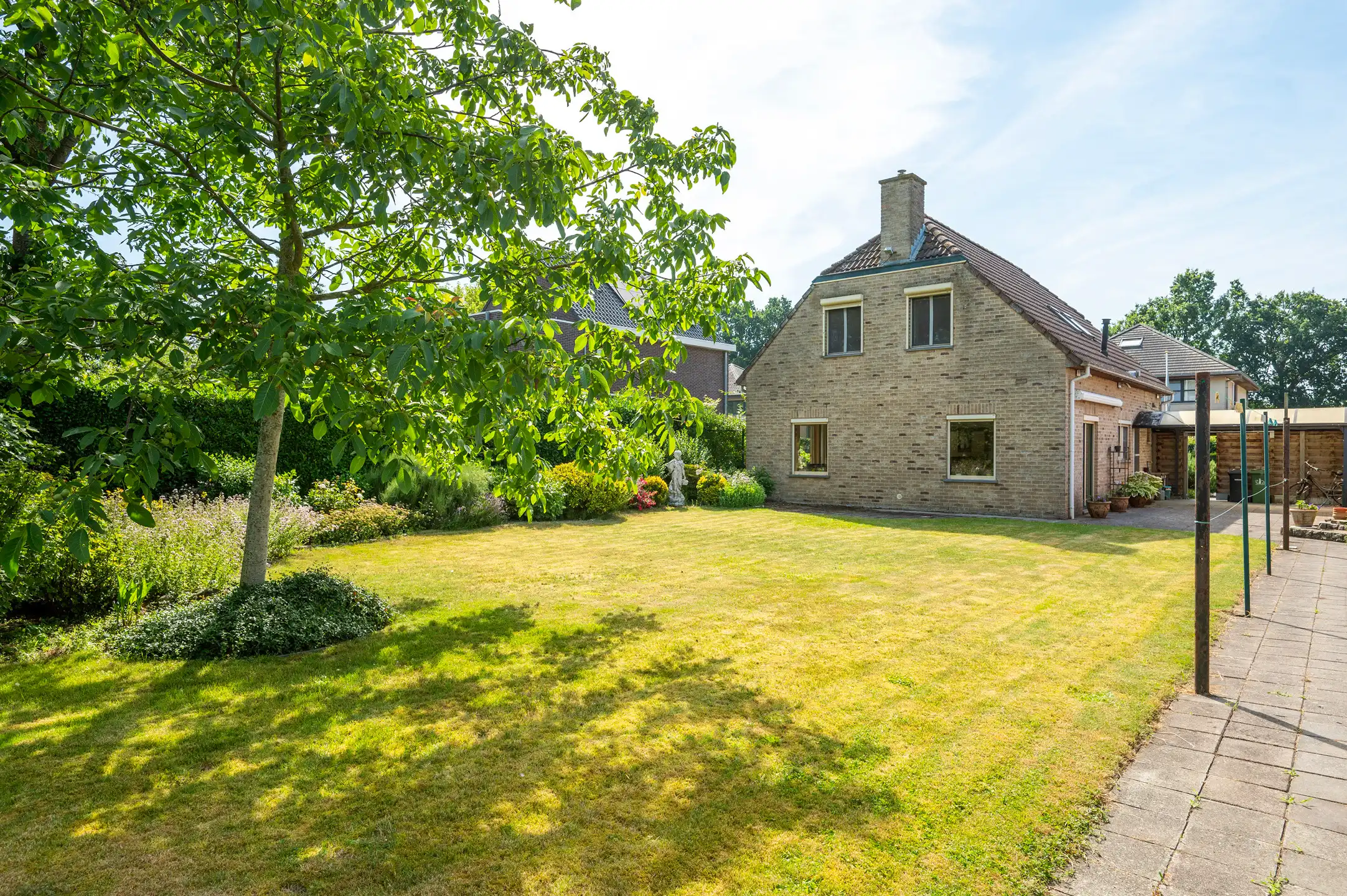 Woning in een gegeerde buurt foto 2