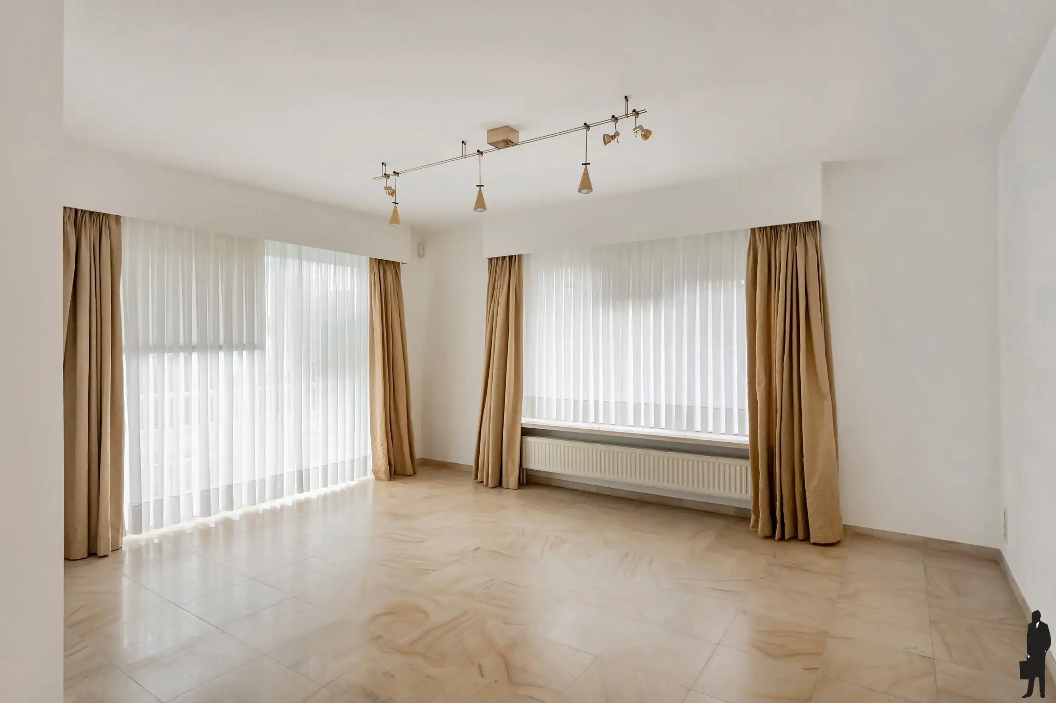 Ruim villa-appartement met 4 slaapkamers & garage foto 8