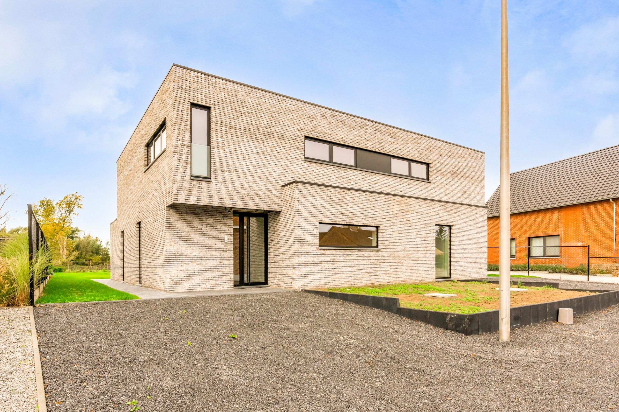 Knappe nieuwbouwwoning met 3 slaapkamers op perceel van 5a 37ca! foto {{pictureIndex}}