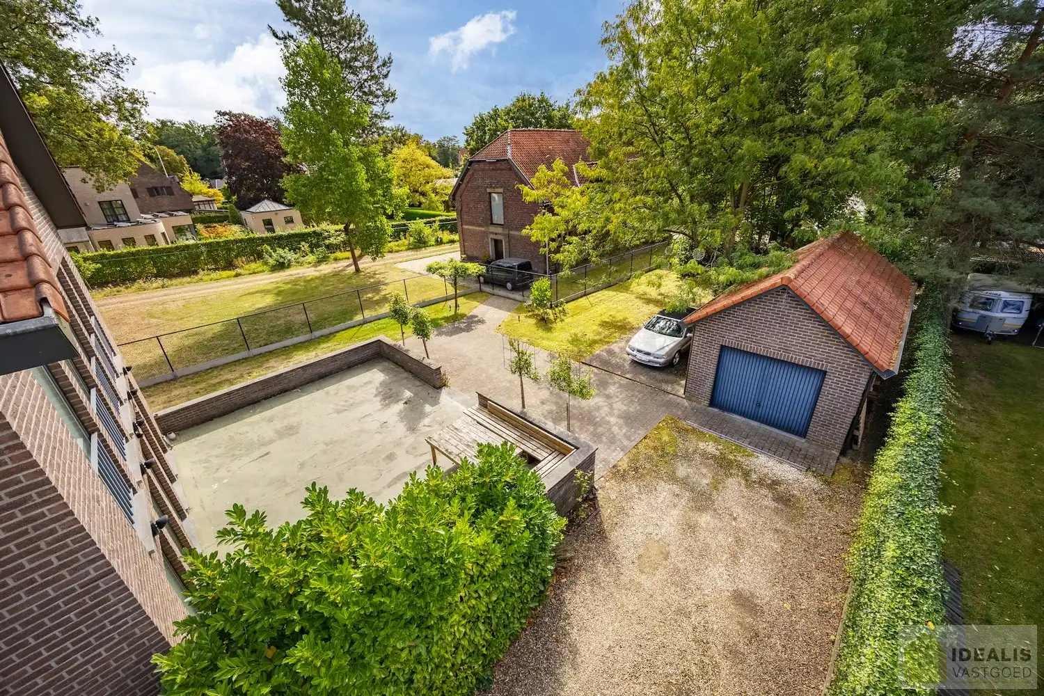 STATIG, STRAK EN UITERST RUIM COMPLEX MET HOOGSTAANDE AFWERKING EN OOG VOOR DETAIL. MOMENTEEL VOORZIEN VAN 3 SLAAPKAMERS, RIANTE LEEFRUIMTES ÉN UNIEKE LANDSCAPE KANTOORRUIMTES OP RESIDENTIËLE DOCH GUNSTIGE LOCATIE!! Dit exclusieve complex omvat maar liefst +-400m² netto bewoonbare oppervlakte! Kenmerkend aan dit statige pand is de unieke voorgevel die bezet is met keramische kunst van Pieter Stockmans. Gelegen op een residentiële locatie in een rustige woonstraat doch op enkele minuten van het centrum van Genk! foto 60