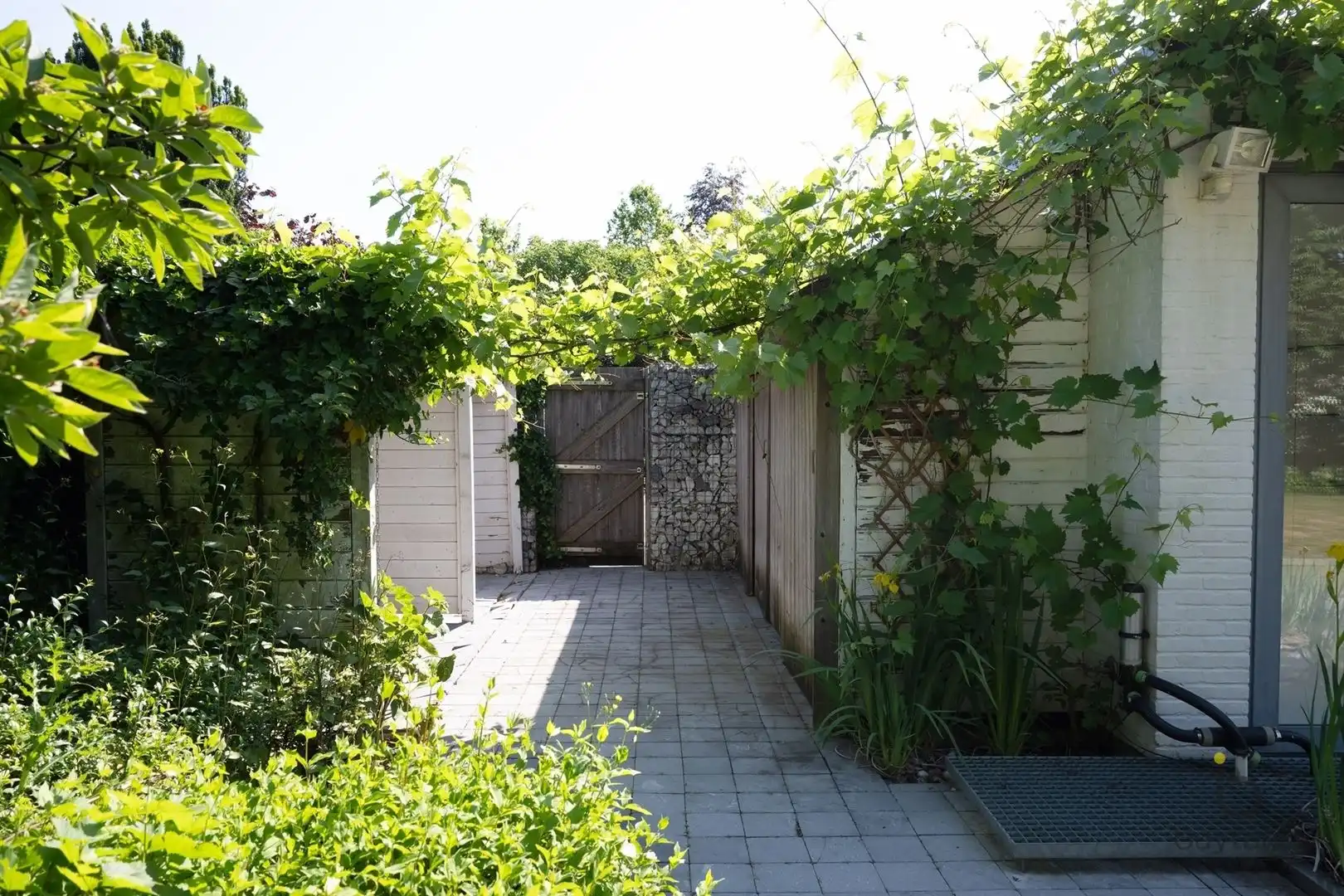 Te renoveren zonovergoten gelijkvloers 70’s woning met prachtige tuin en tal van mogelijkheden! foto 50