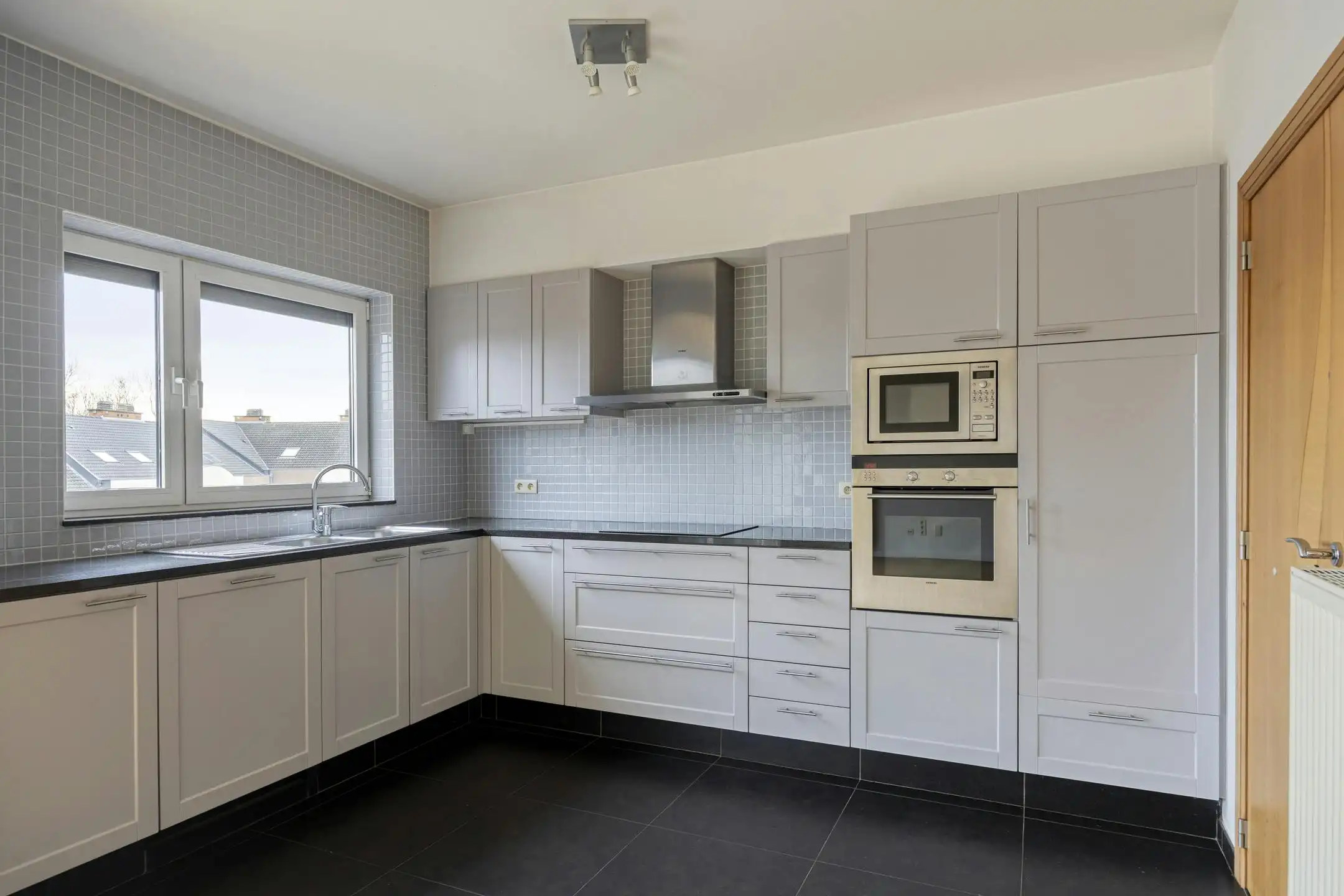 Prachtig appartement met 3 kamers in het hart van Grimbergen foto {{pictureIndex}}