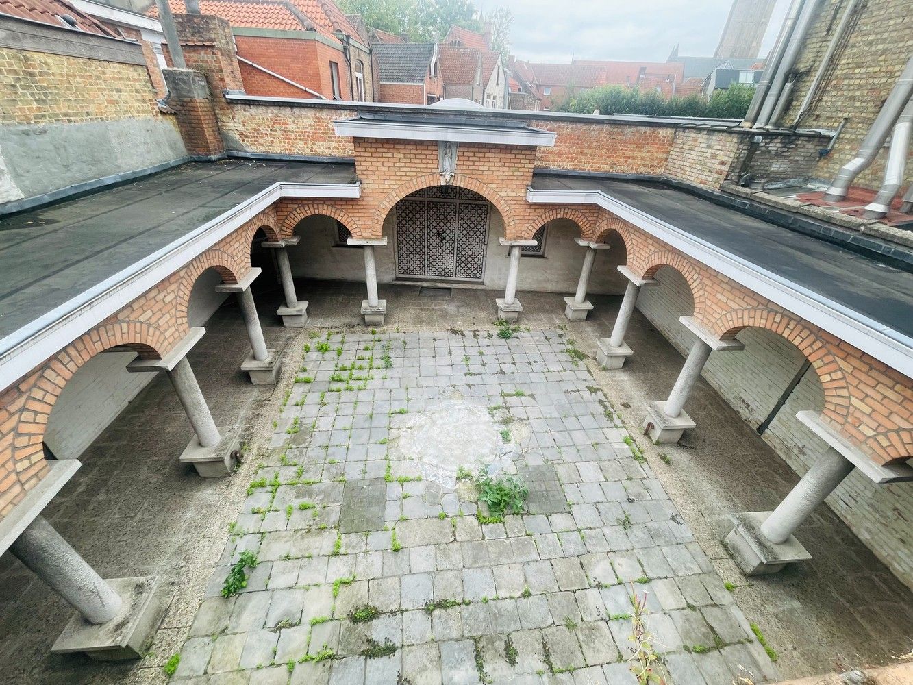Hartje Brugge  TOP  TOERISTISCHE LIGGING , in de GOUDEN DRIEHOEK, Uitzonderlijk HANDELSPAND ( gevelbreedte 11 meter)                          LICHTRIJKE WINKELRUIMTE ,uitgevend op  Exclusieve STADSPATIO met overdekte rondgang van 105m²+ GARAGE van 30 m² UNIEK  IN BRUGGE op dergelijke ligging ! ERBOVEN lichtrijk ruim APPARTEMENT met zonneterras, foto 28